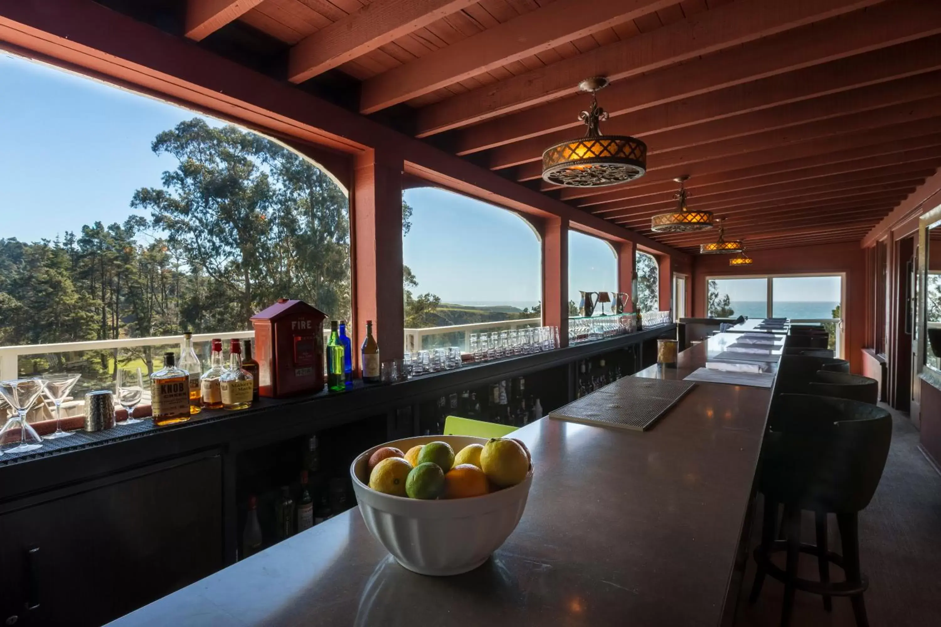 Lounge or bar, Food in Heritage House Resort & Spa