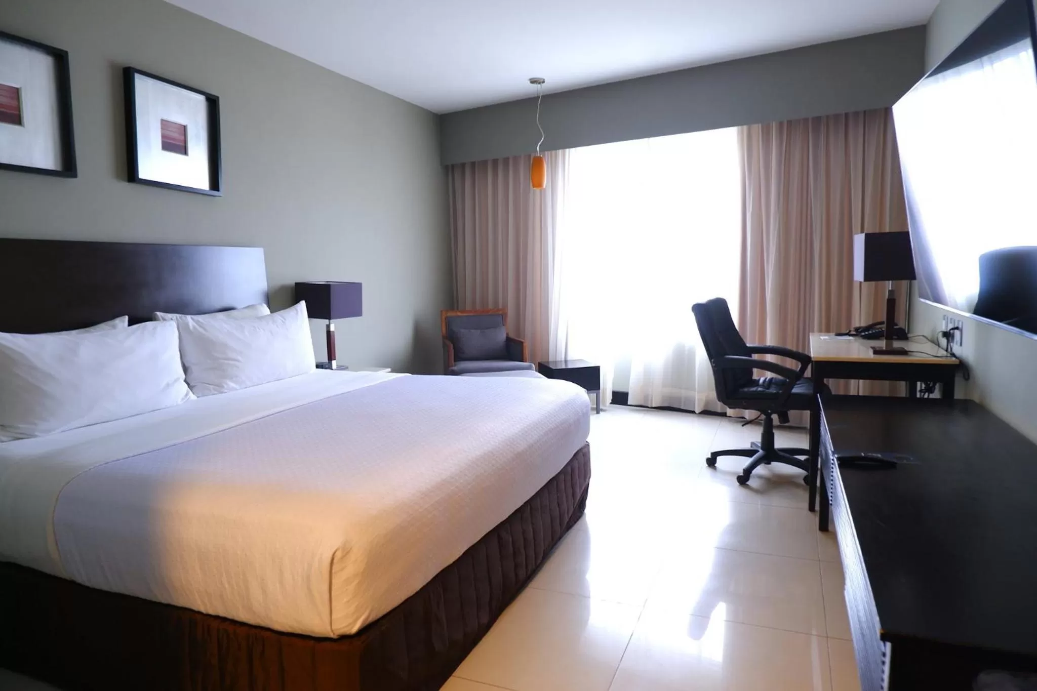 Photo of the whole room, Bed in Crowne Plaza Villahermosa by IHG