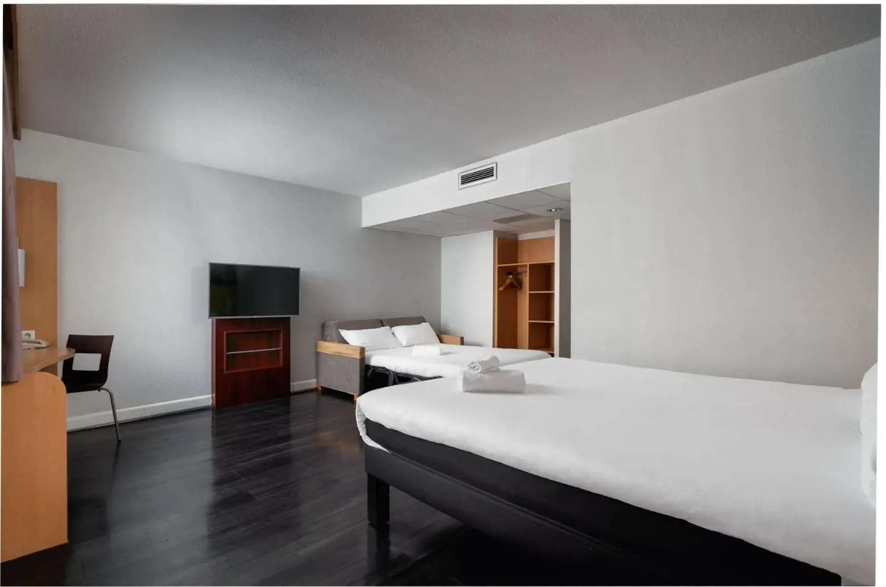 Photo of the whole room, Bed in easyHotel Nice Palais des Congrès – Old Town