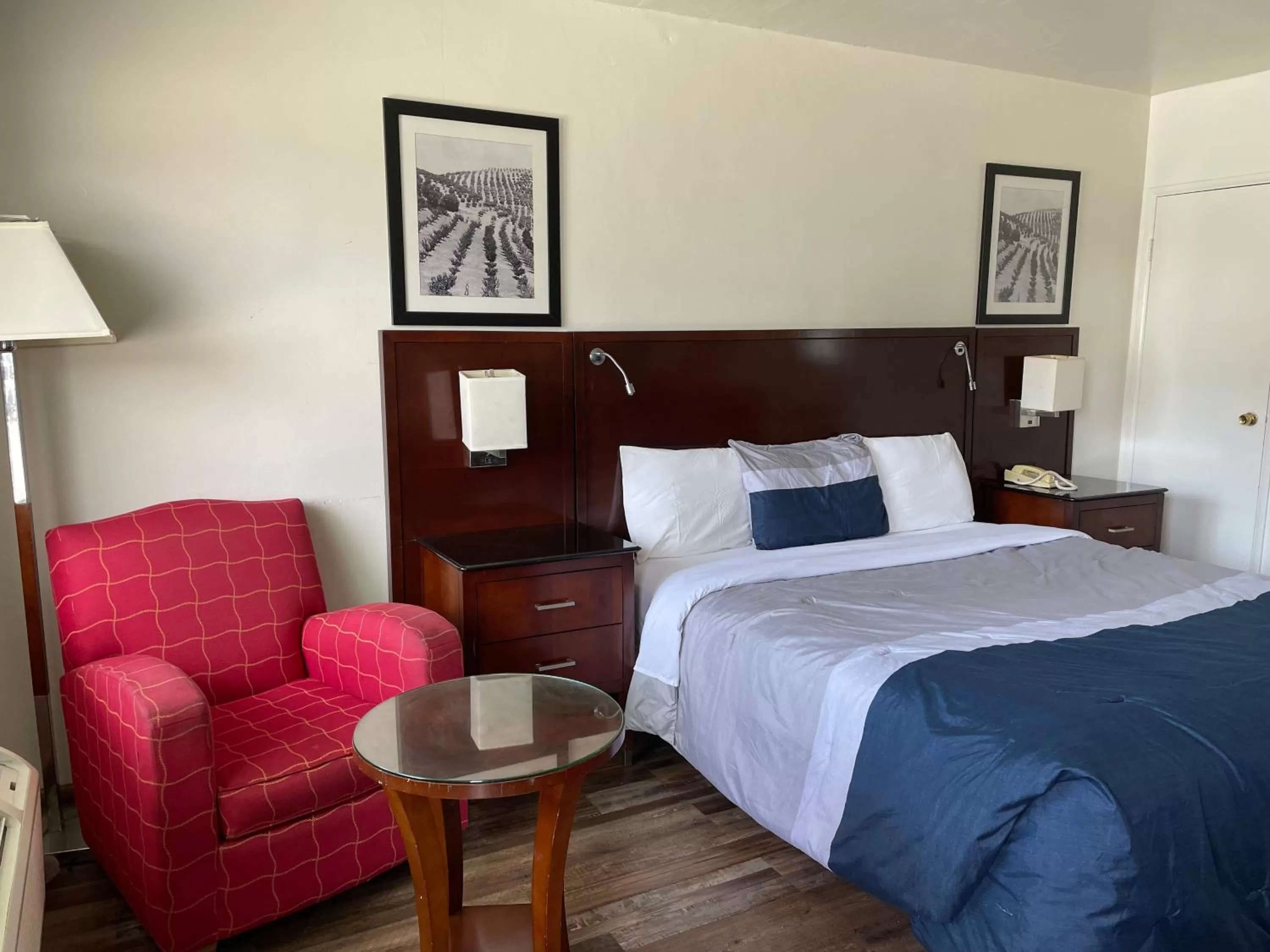 Bed in Travelers Beach Inn