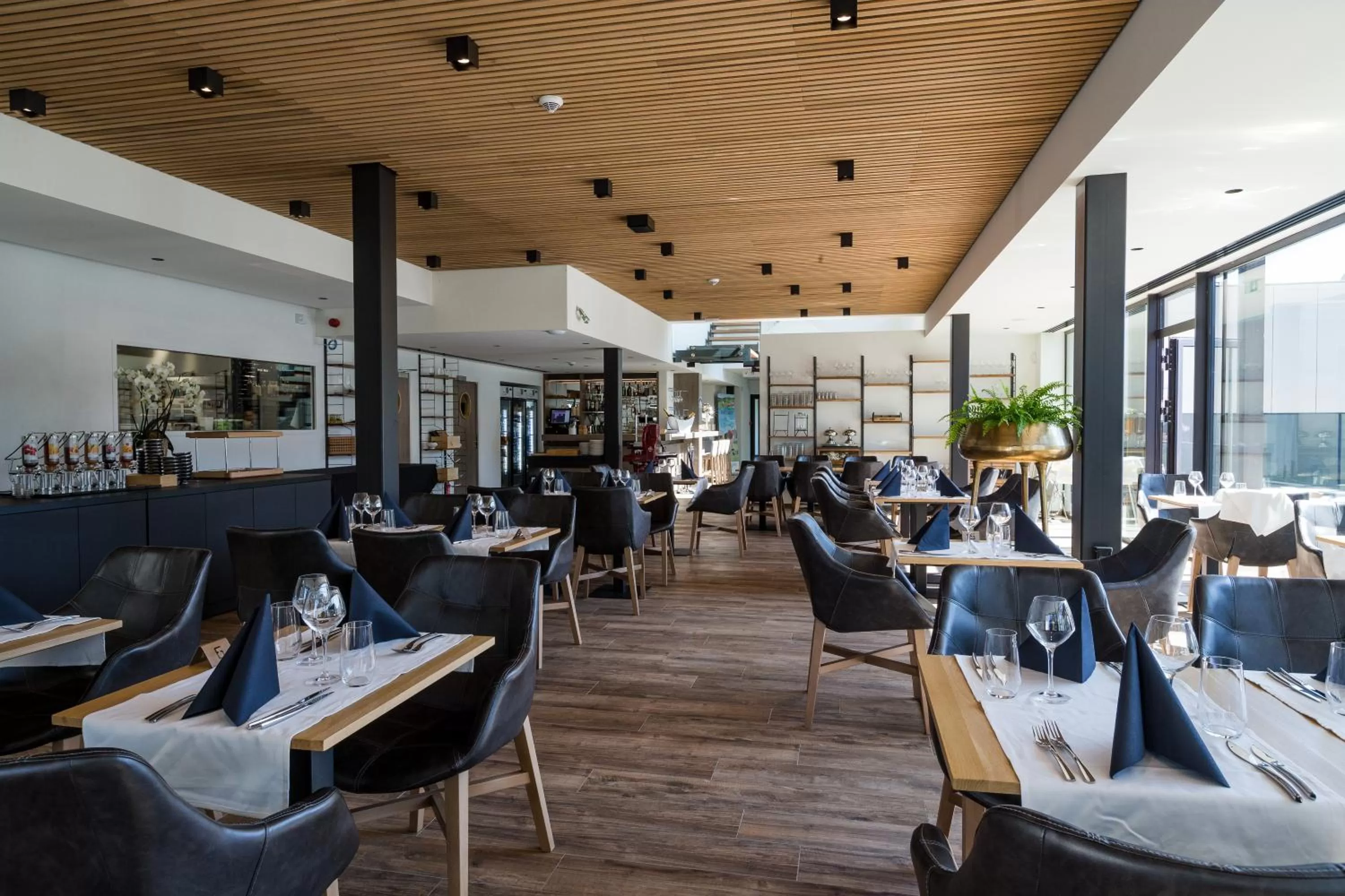 Restaurant/places to eat in Golden Lakes Hotel