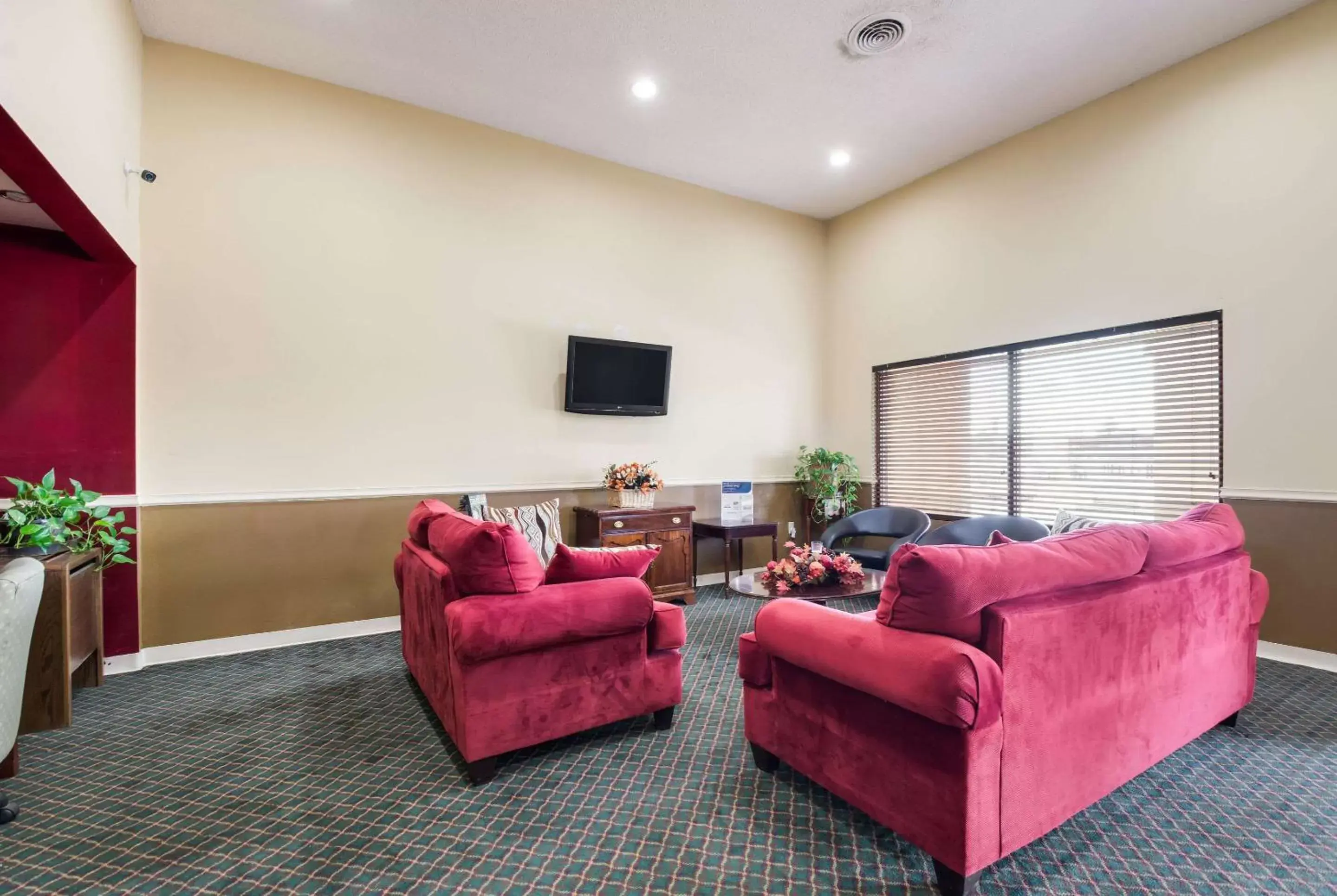 Lobby or reception, Lounge/Bar in Econo Lodge Inn And Suites East