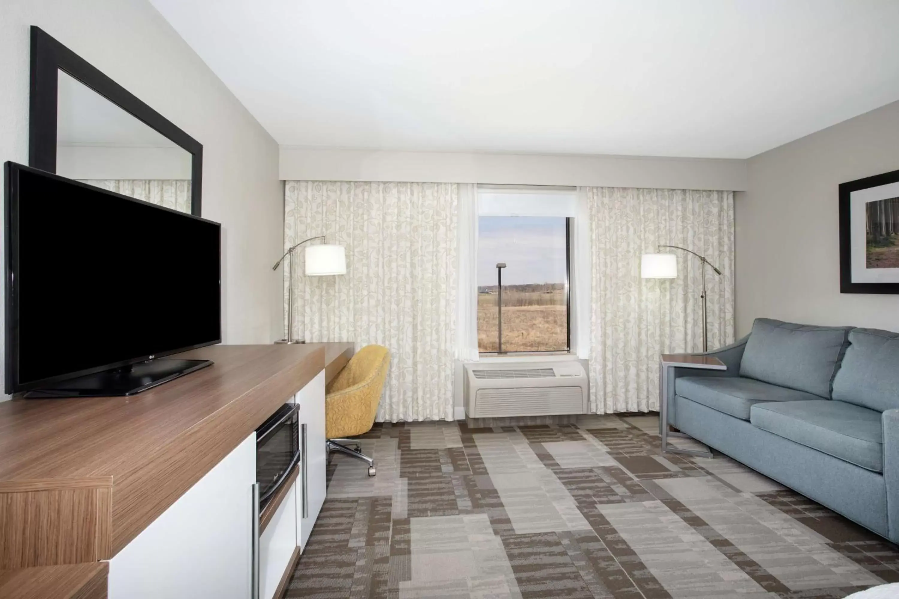 Bedroom, TV/Entertainment Center in Hampton Inn Bellevue