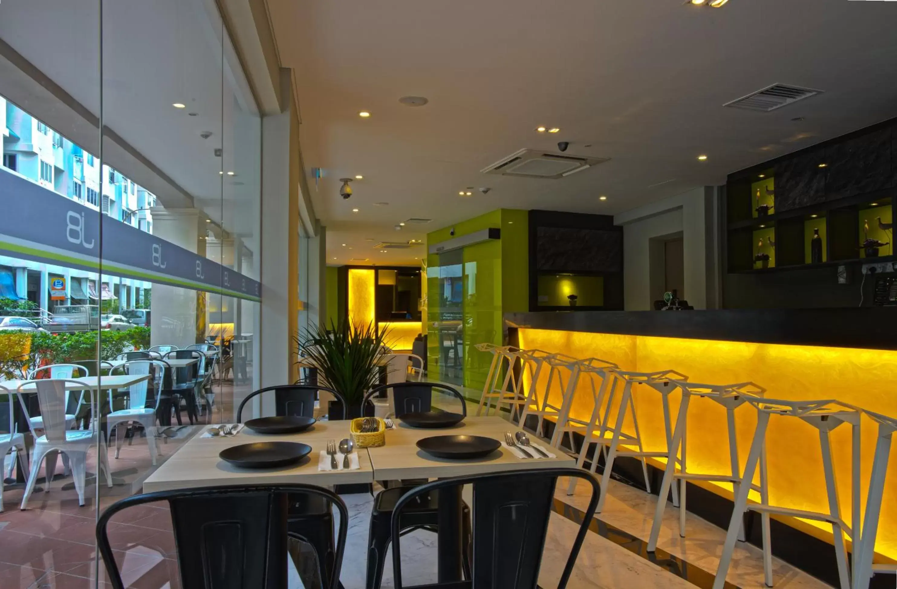 Restaurant/places to eat in J8 Hotel