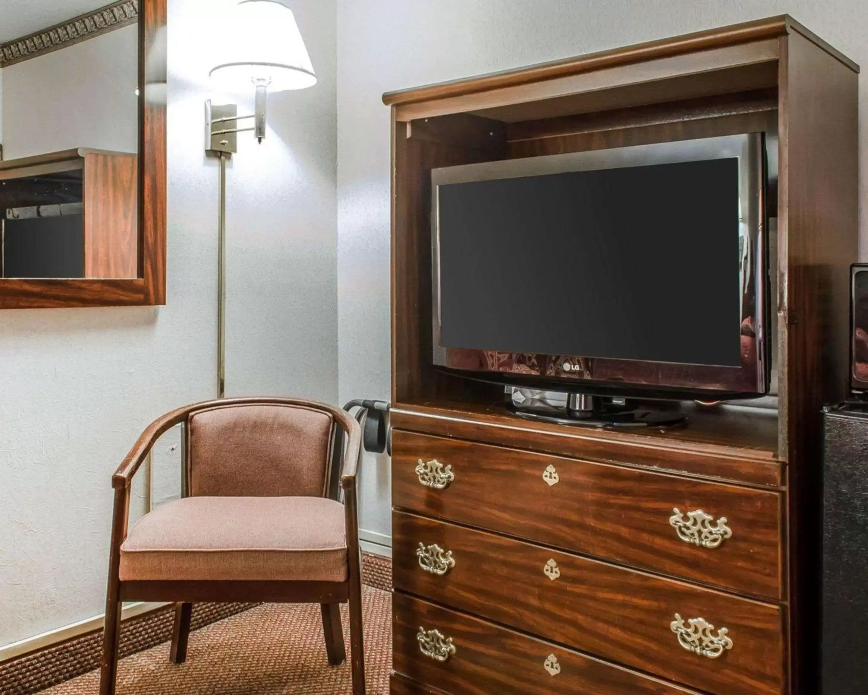 Photo of the whole room, TV/Entertainment Center in Econo Lodge Frackville