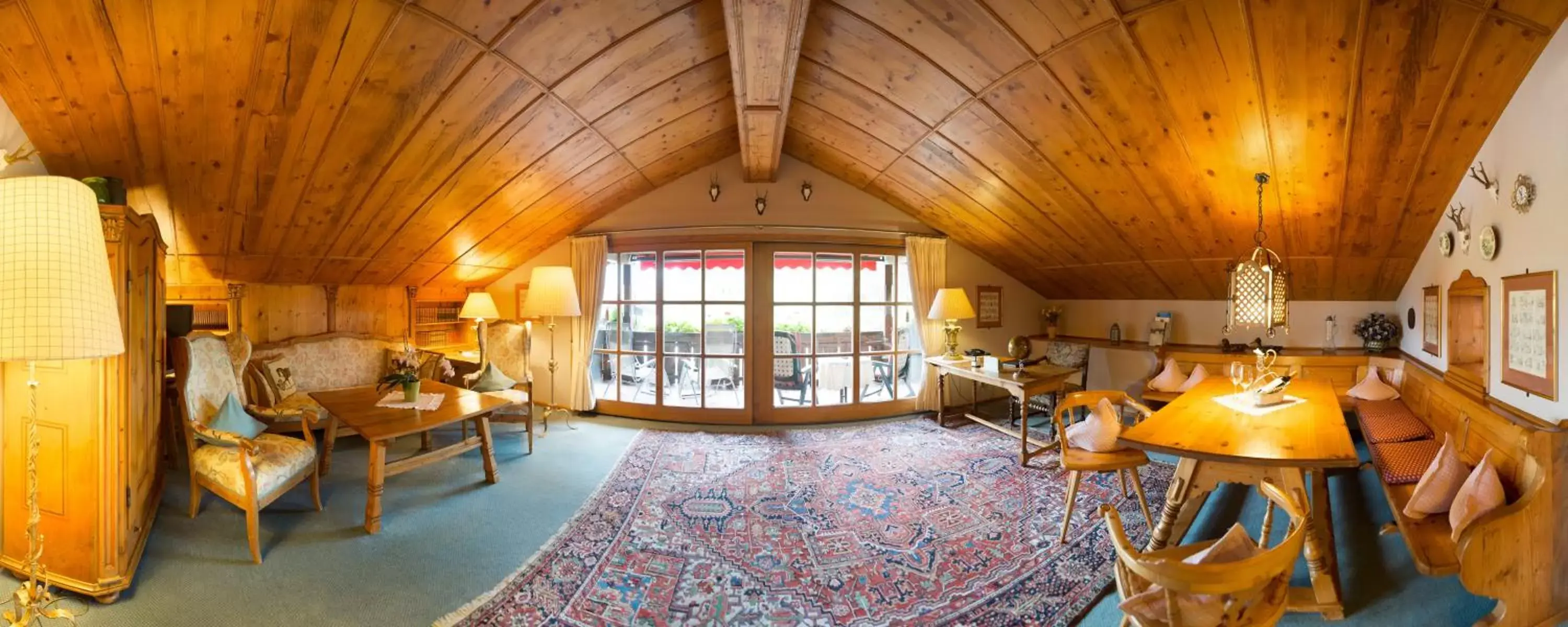 Photo of the whole room, Restaurant/Places to Eat in Reindl's Partenkirchener Hof