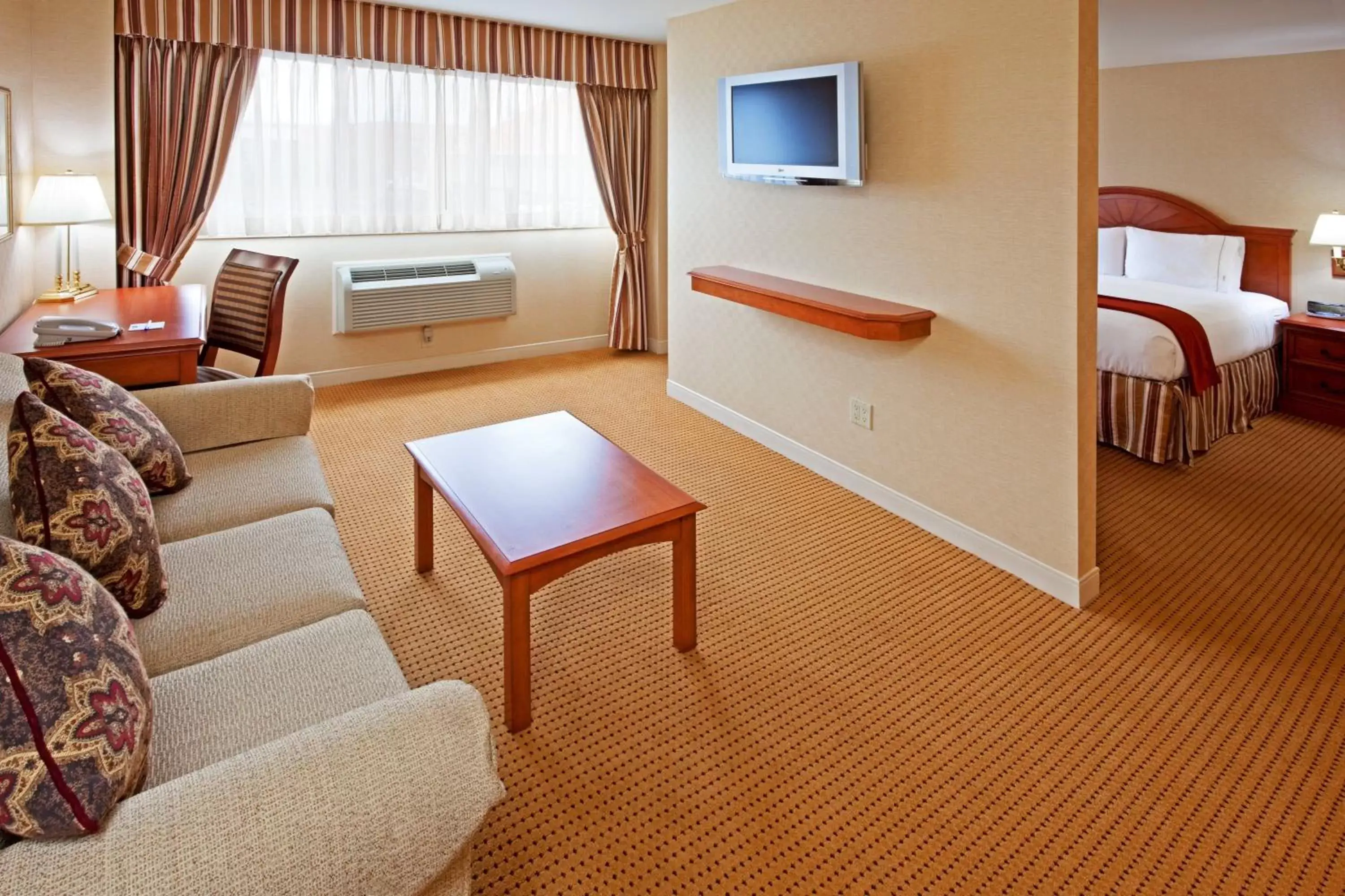 Photo of the whole room, Seating Area in Rockville Centre Hotel