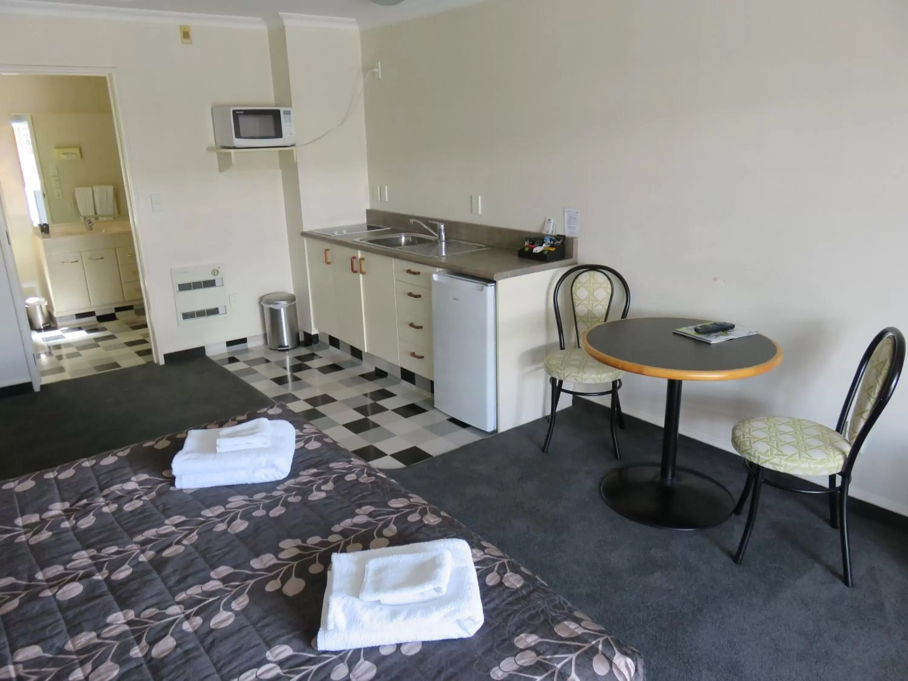 Coffee/tea facilities, Kitchen/Kitchenette in Admirals Motor Lodge