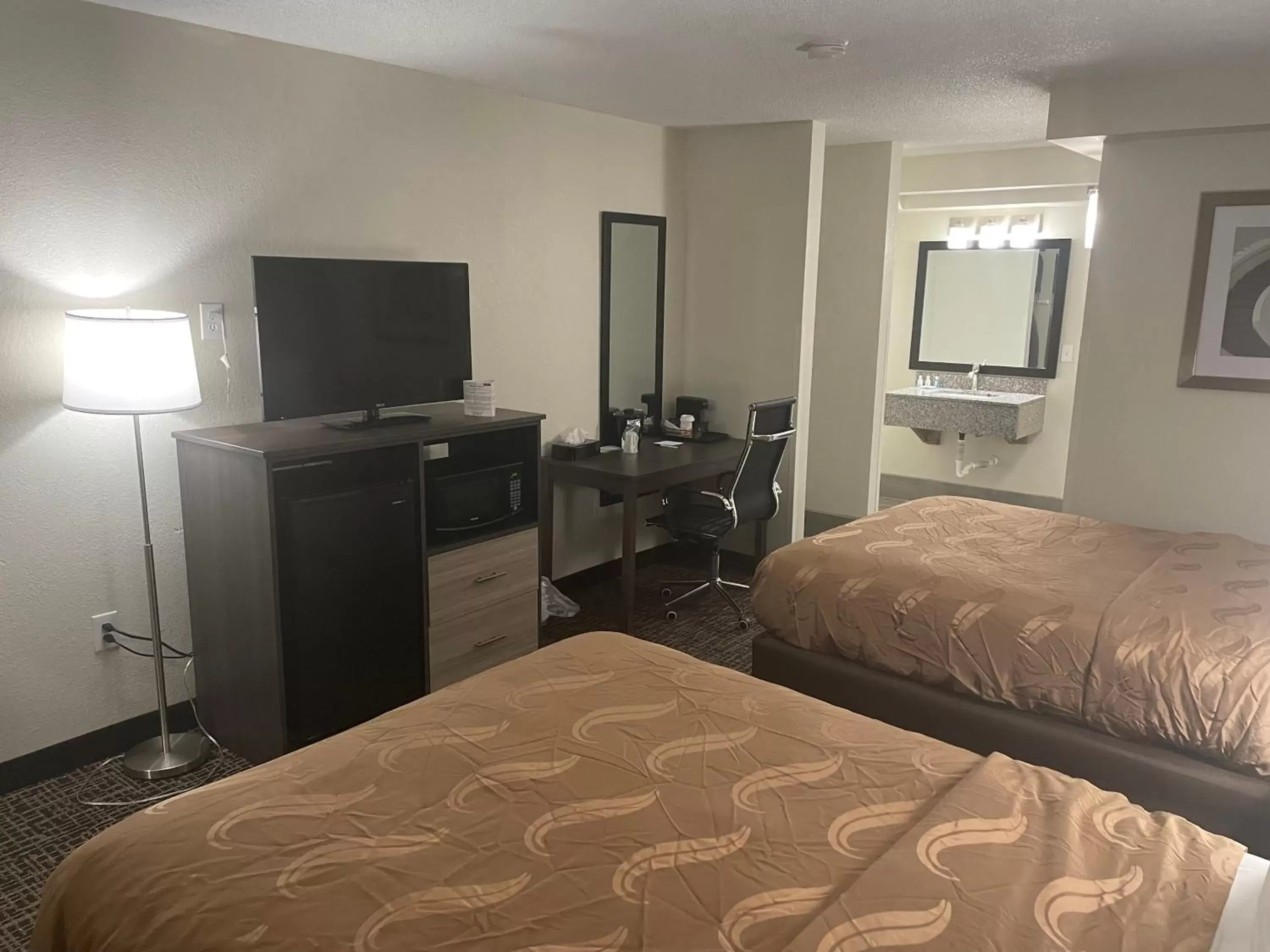 Bedroom, Bed in Quality Inn & Suites Spring Lake - Fayetteville Near Fort Liberty