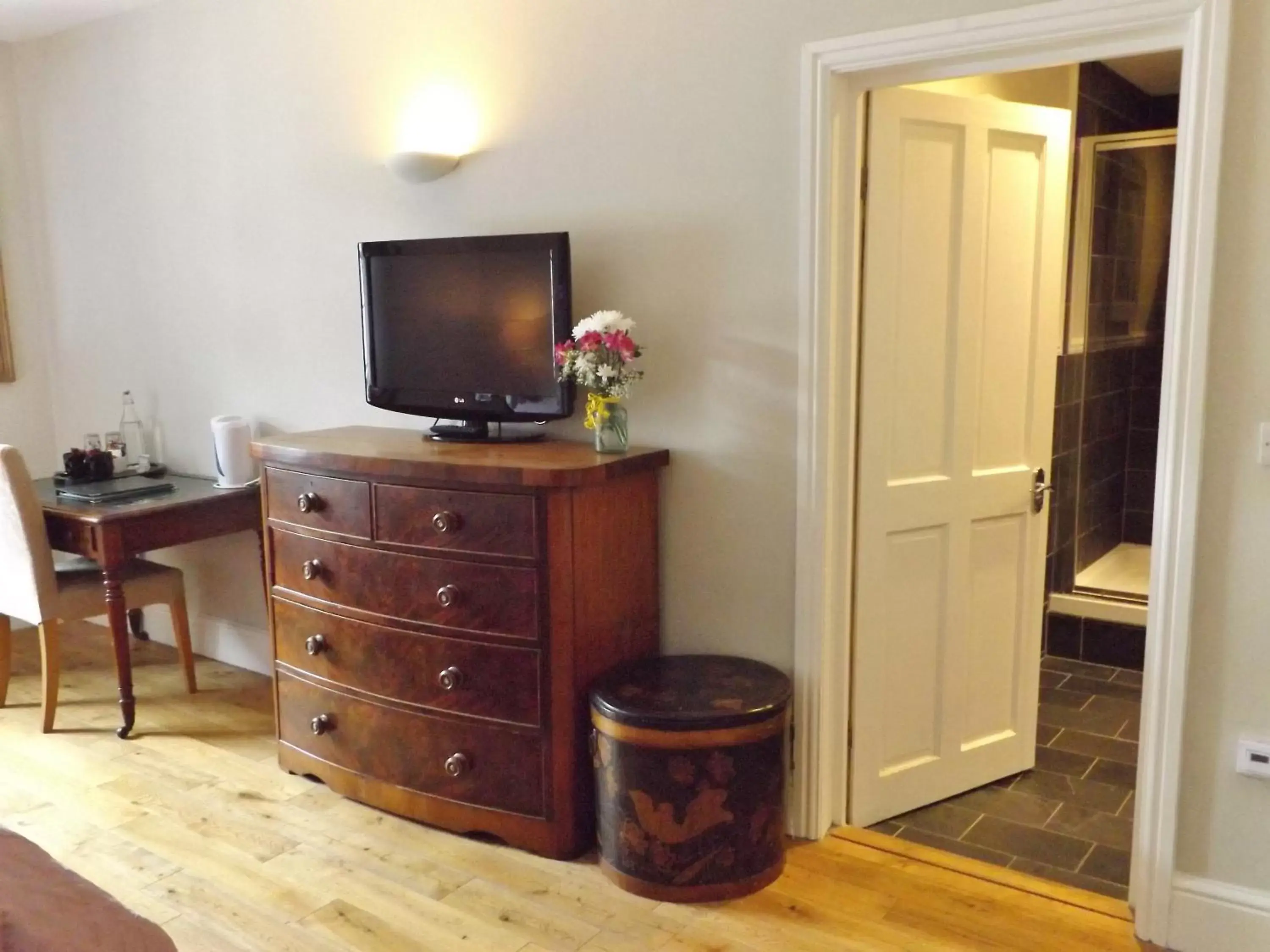 Bedroom, TV/Entertainment Center in The Red Lion