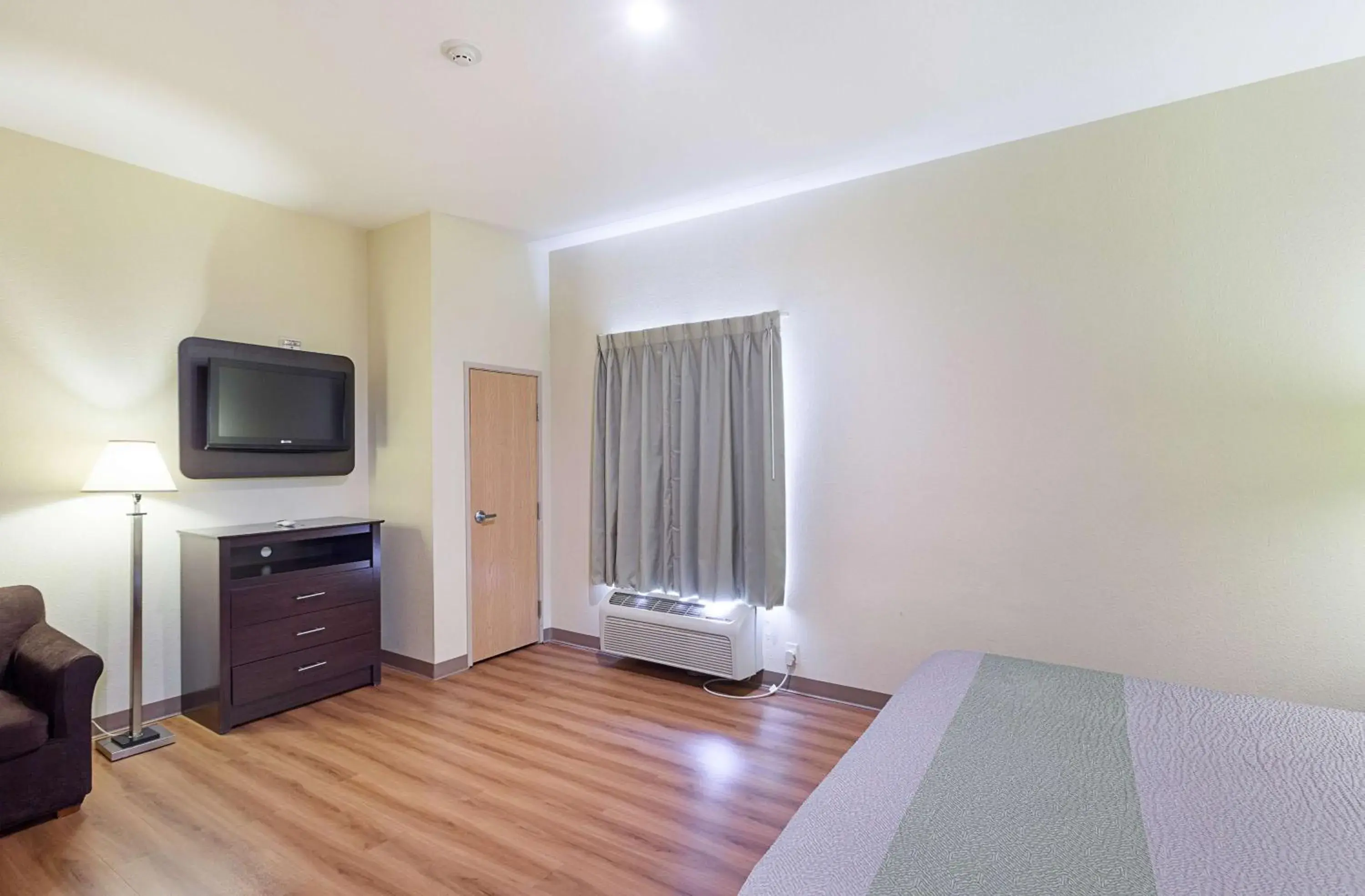 King Room with Roll-in Shower - single occupancy - Disability Access - Non-Smoking in Motel 6-Fort Worth, TX King Room with Roll-in Shower - single occupancy - Disability Access - Non-Smoking in Motel 6-Fort Worth, TX