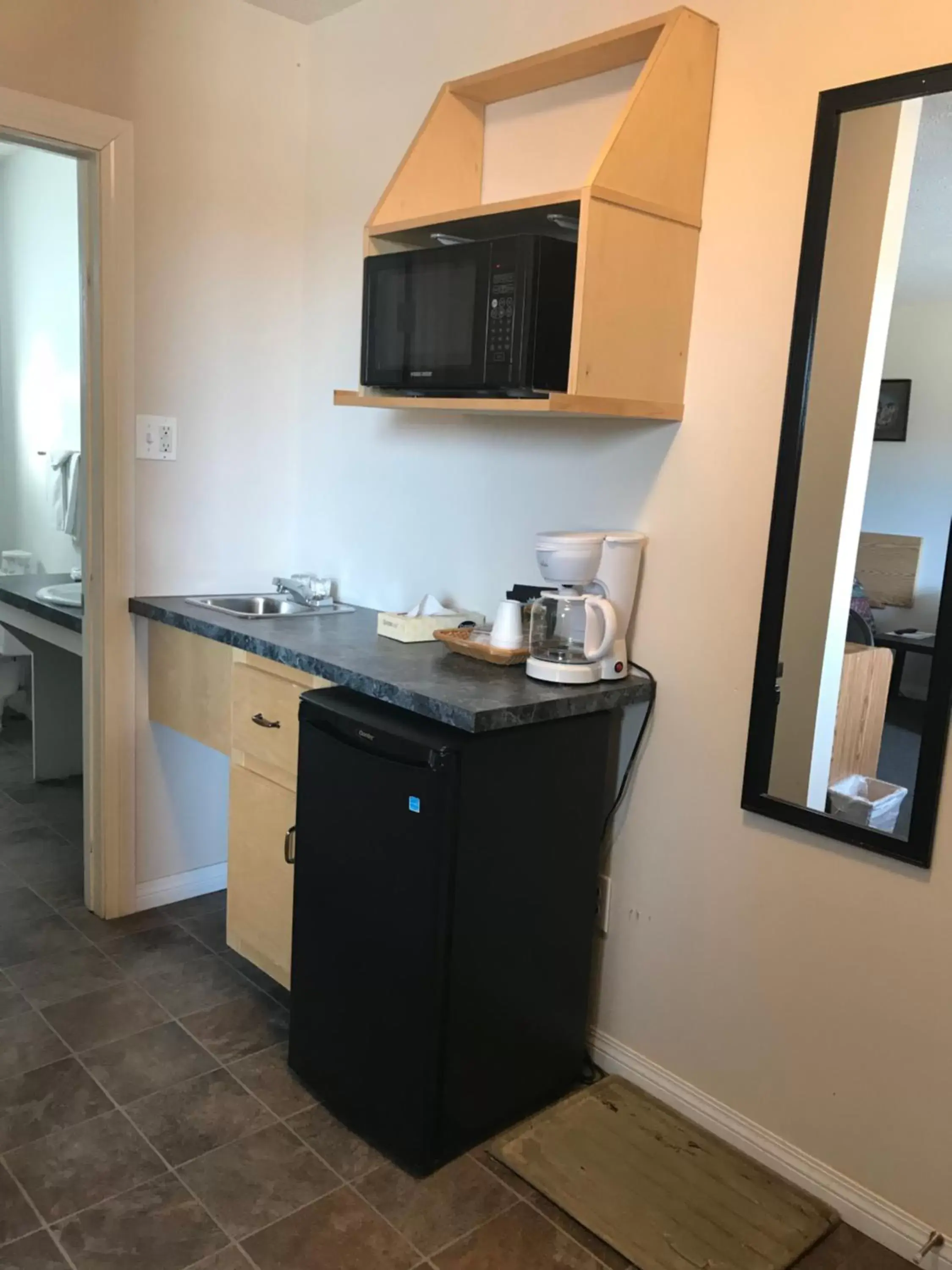 Coffee/tea facilities, Kitchen/Kitchenette in New Country Motel