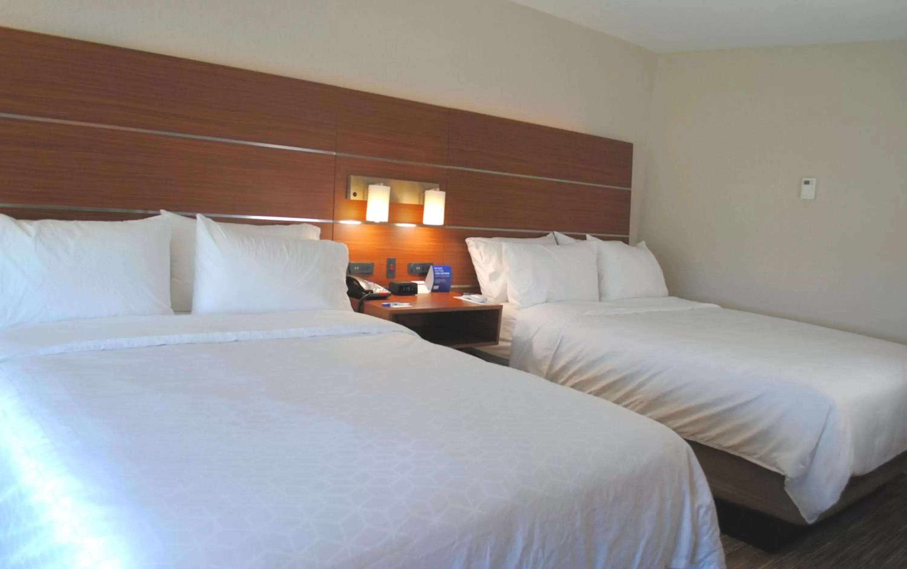 Photo of the whole room, Bed in Holiday Inn Express & Suites - Columbia City, an IHG Hotel