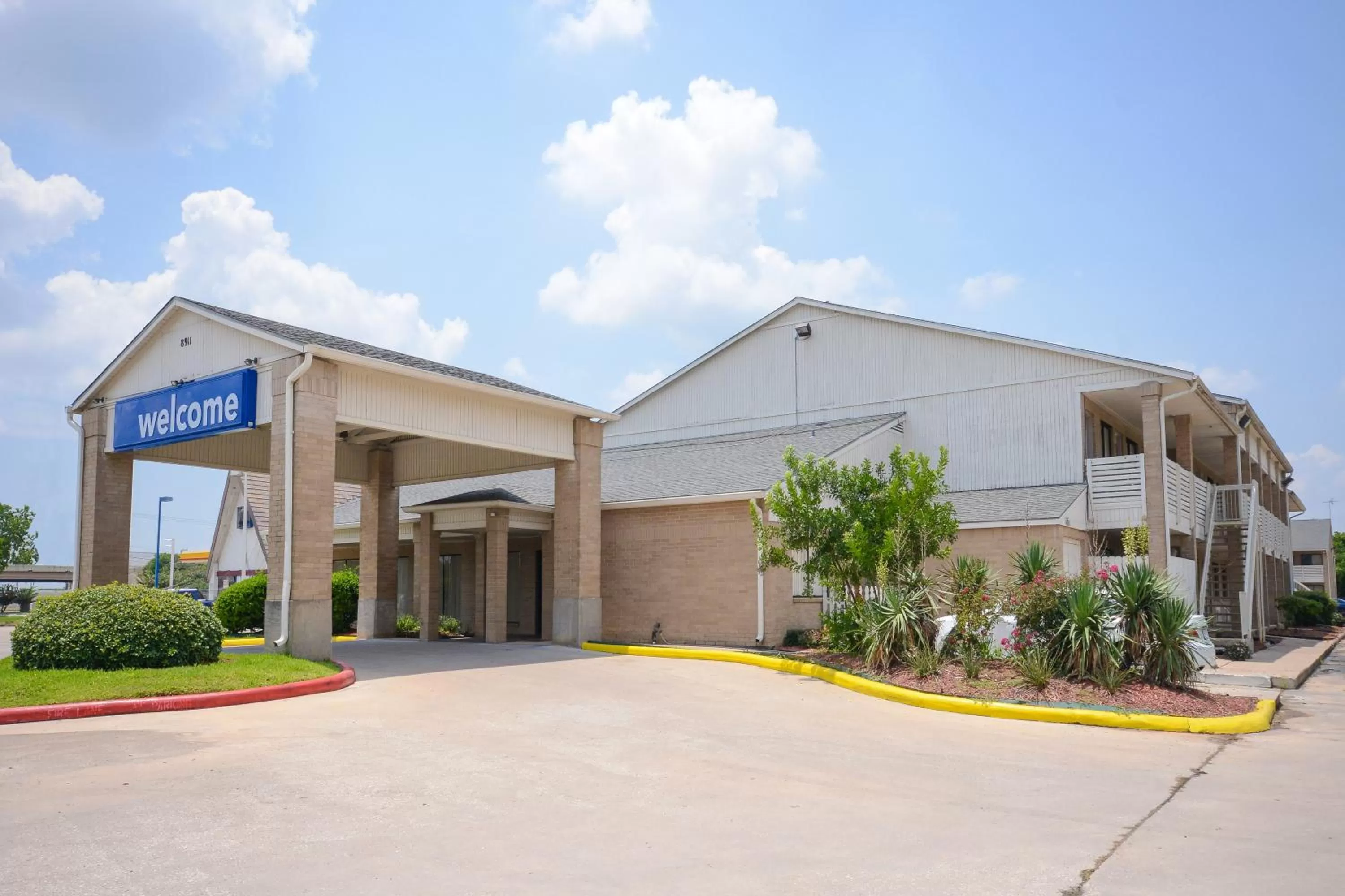 Facade/entrance in Motel 6-Baytown, TX - Baytown East