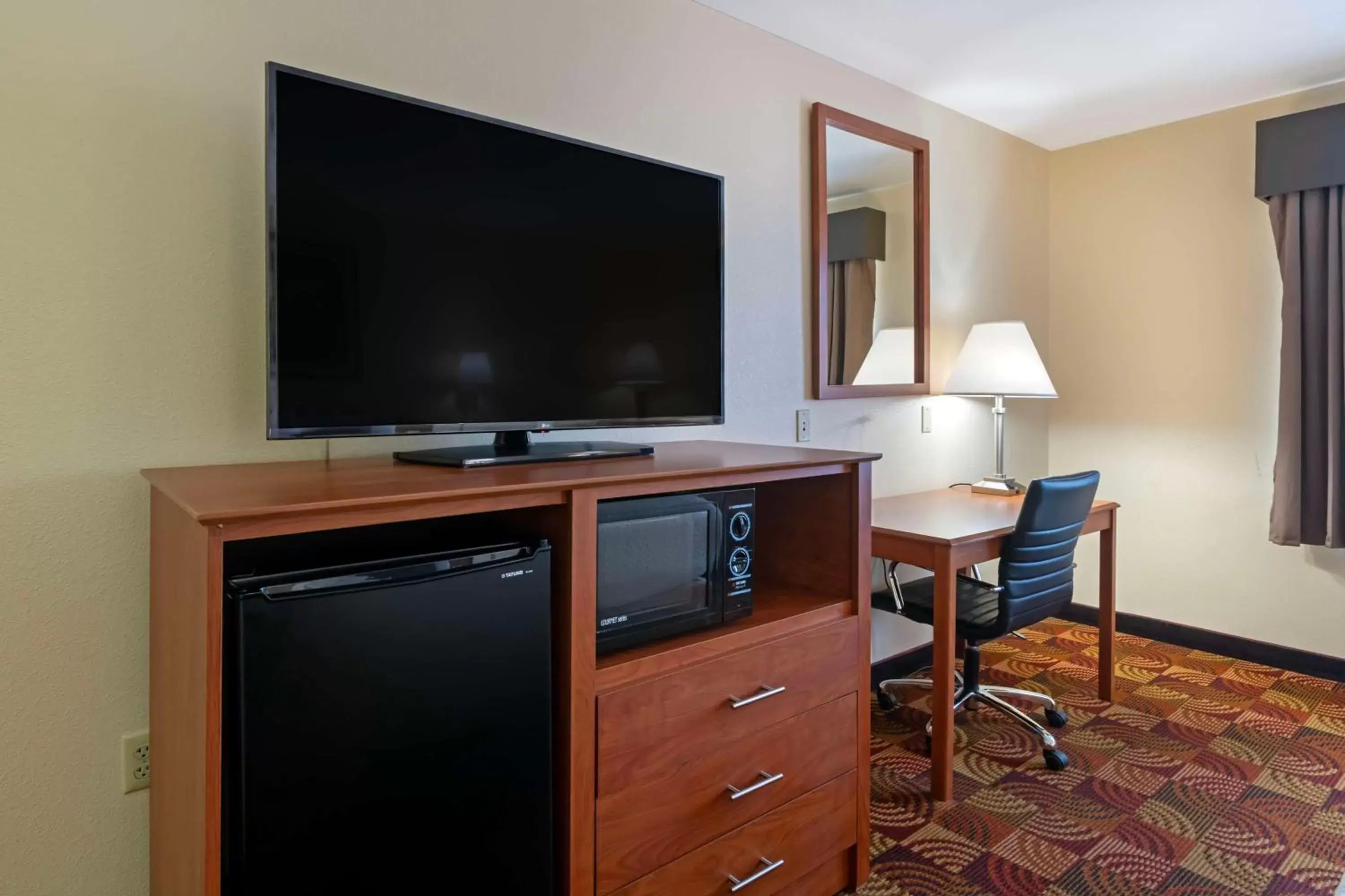 Bedroom, TV/Entertainment Center in Best Western Laramie Inn & Suites