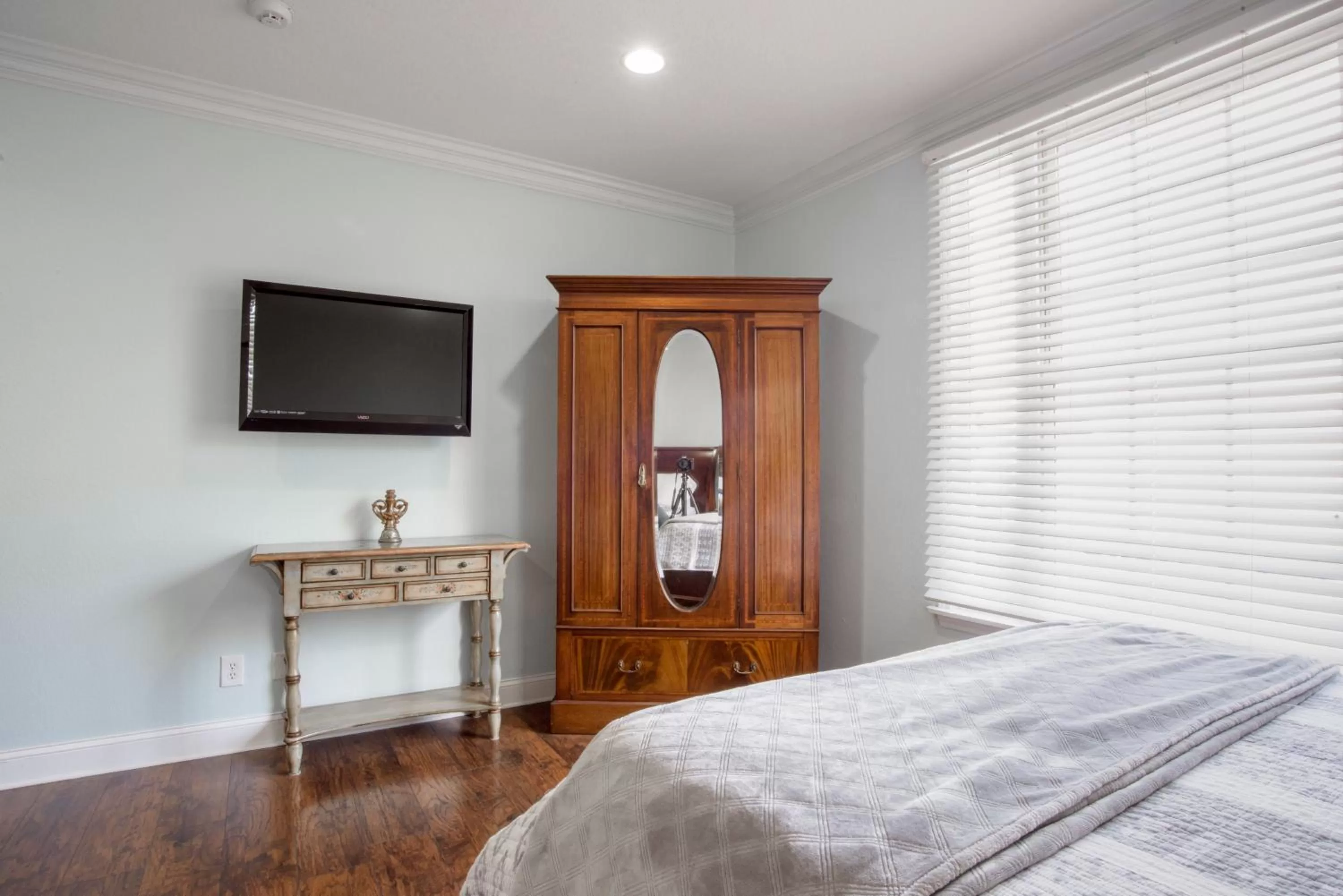 Queen Room in 27 on Park Boutique Hotel & Venue