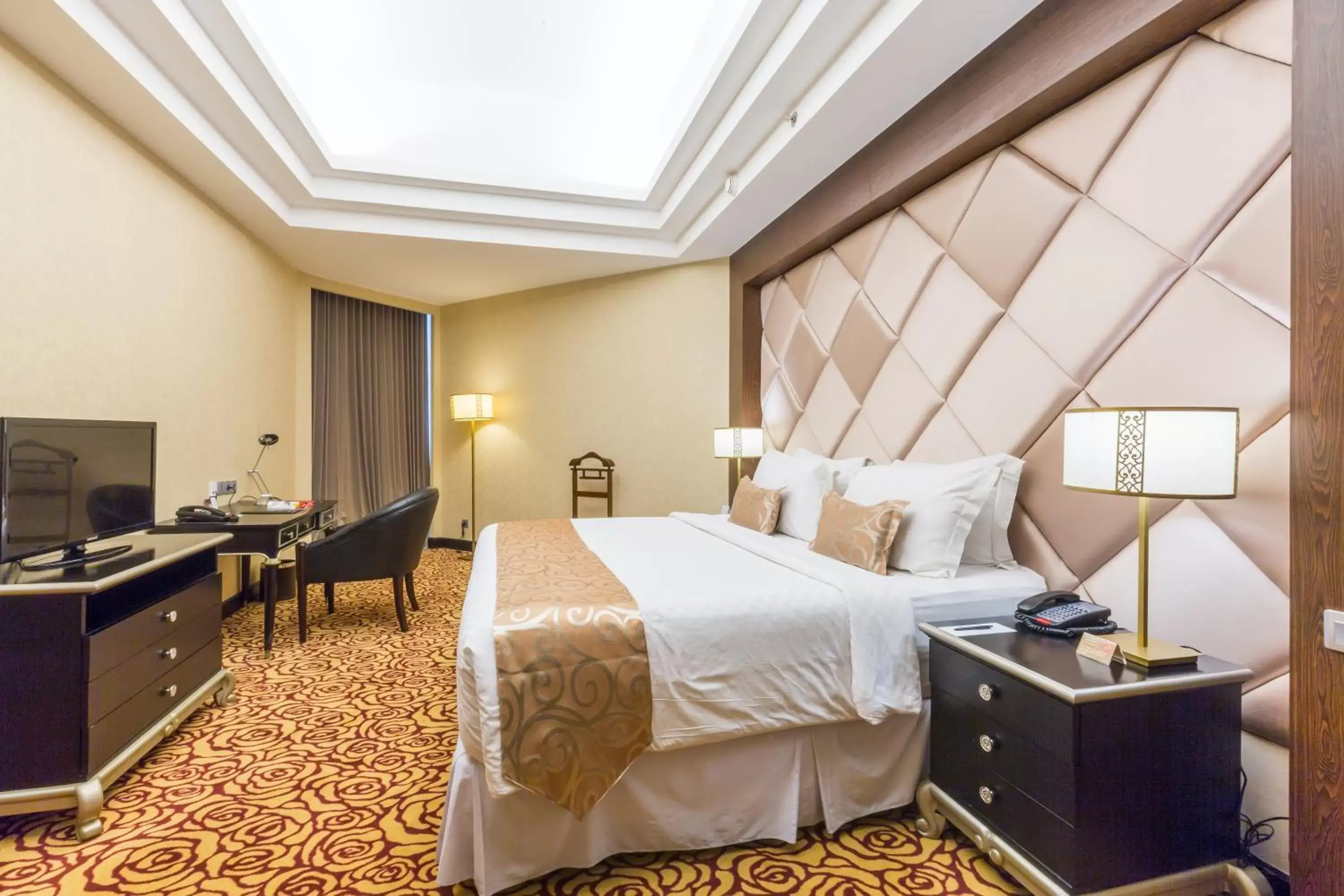 Photo of the whole room, Bed in Wyndham Surabaya