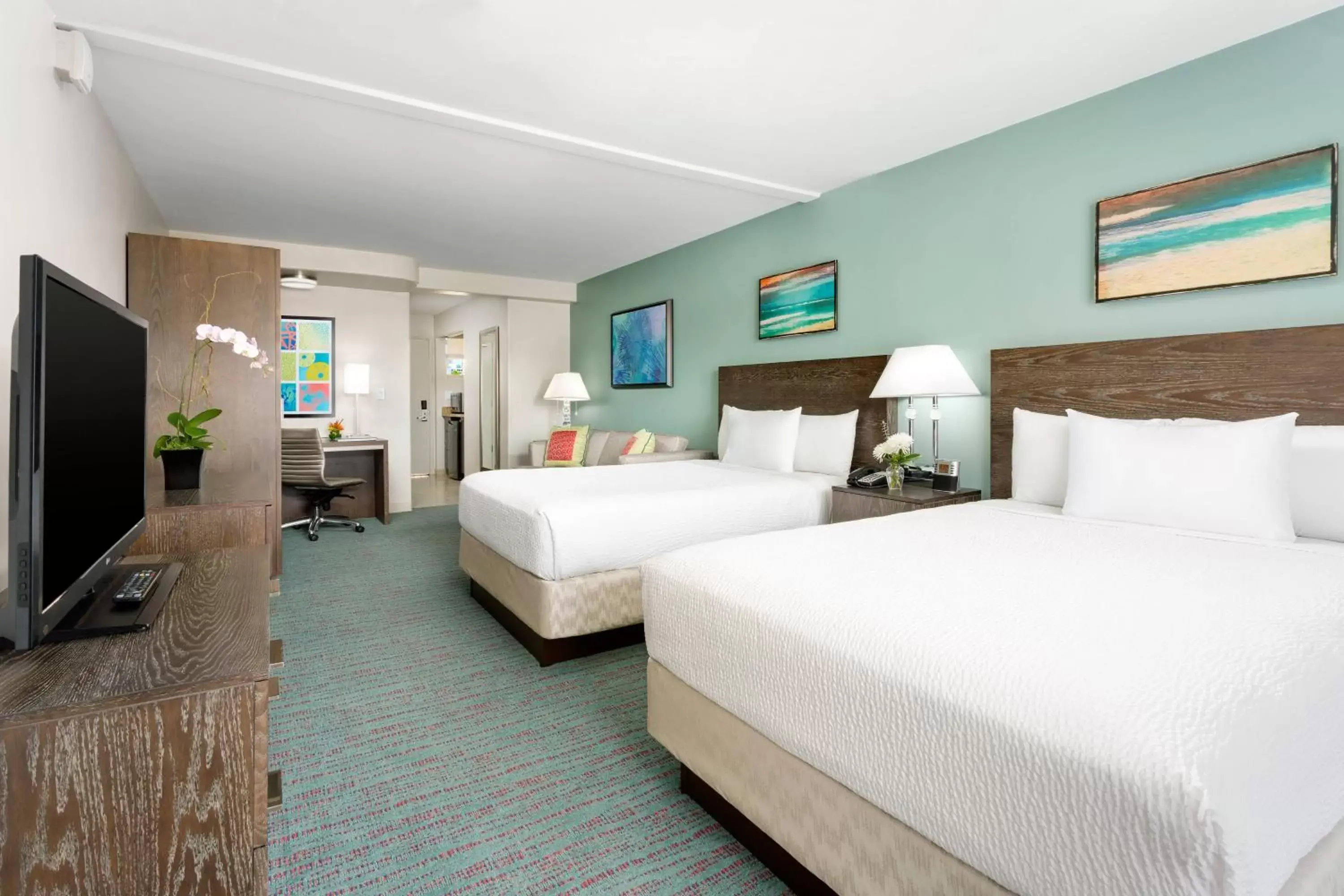 Bedroom, Bed in Courtyard by Marriott Waikiki Beach