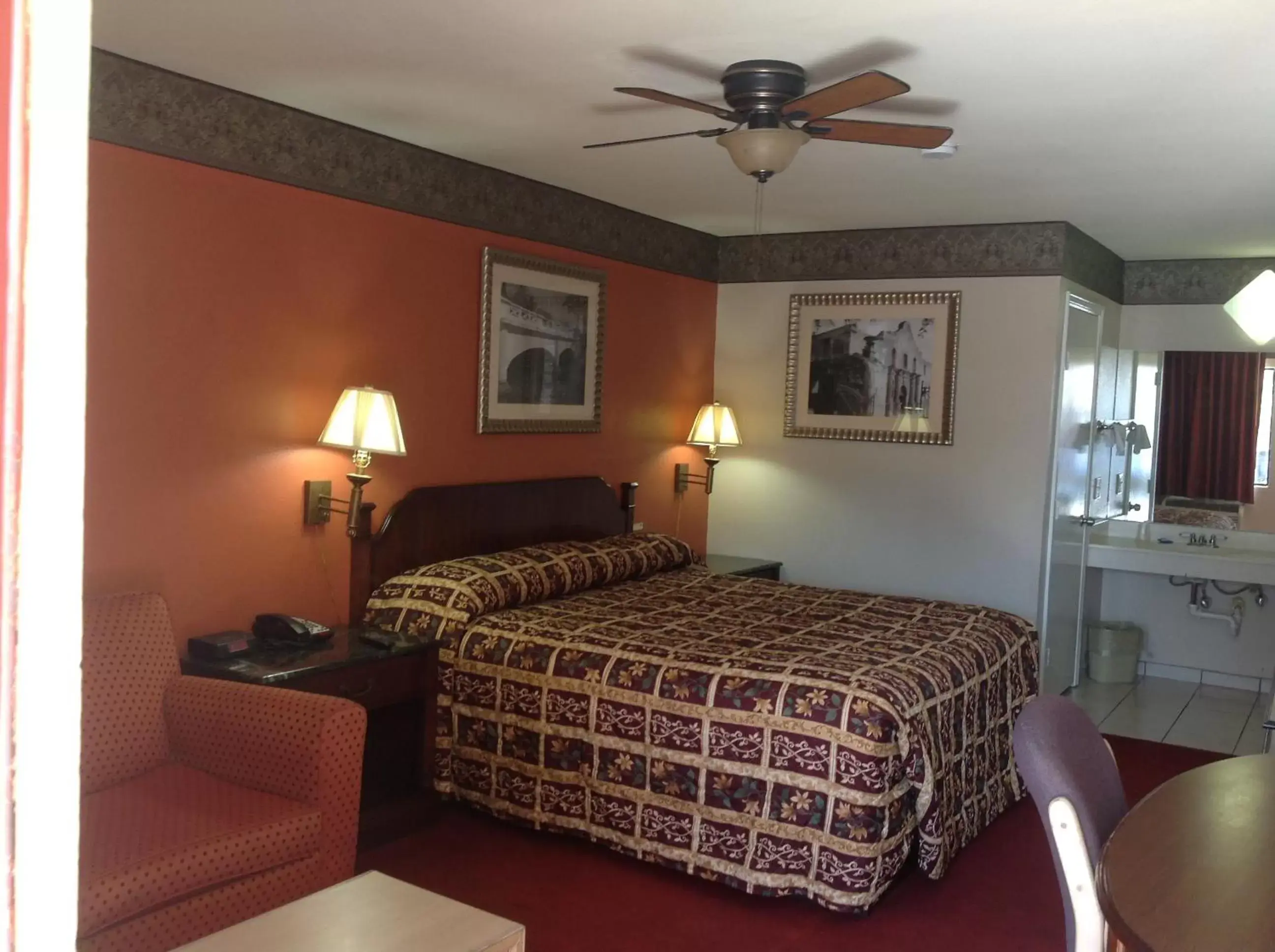 Photo of the whole room, Bed in Deluxe Inn Airport