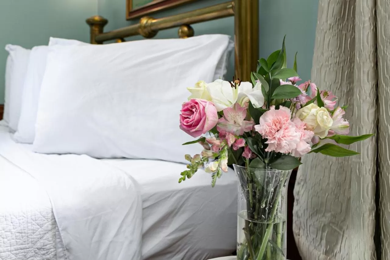 Bed in Cedar Crest Inn