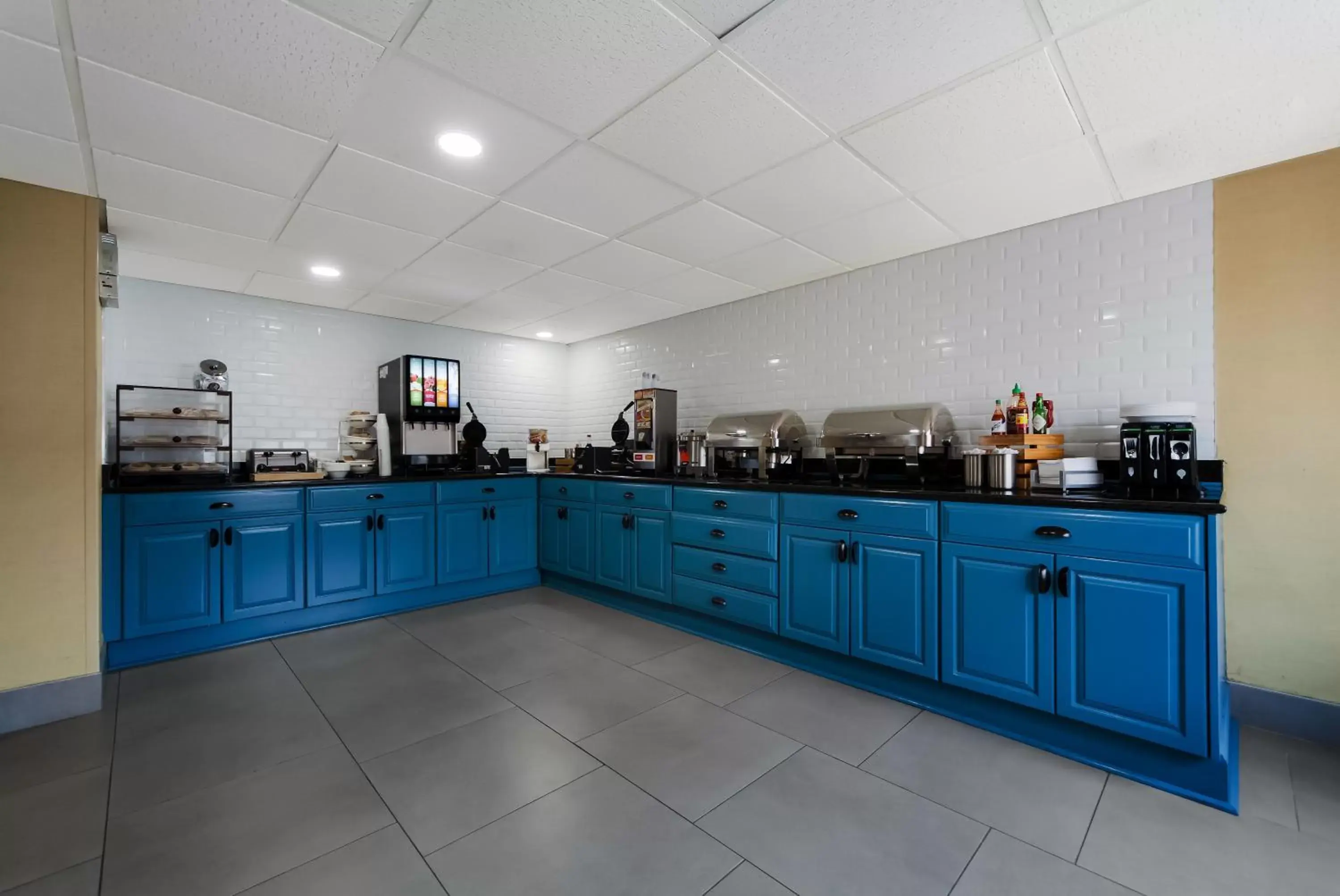 Breakfast, Kitchen/Kitchenette in Country Inn & Suites by Radisson, Lincoln Airport, NE