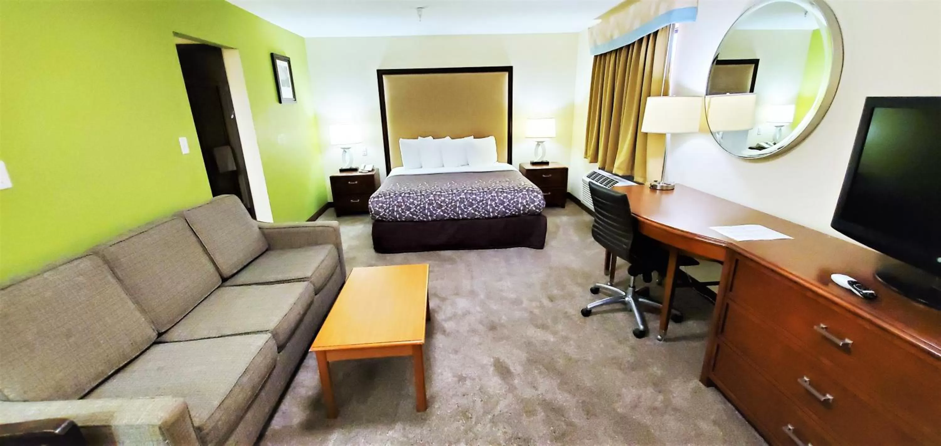 King Suite with Sofa Bed - Non-Smoking in Travel Inn and Suites- Sikeston Miner I-55 exit-67