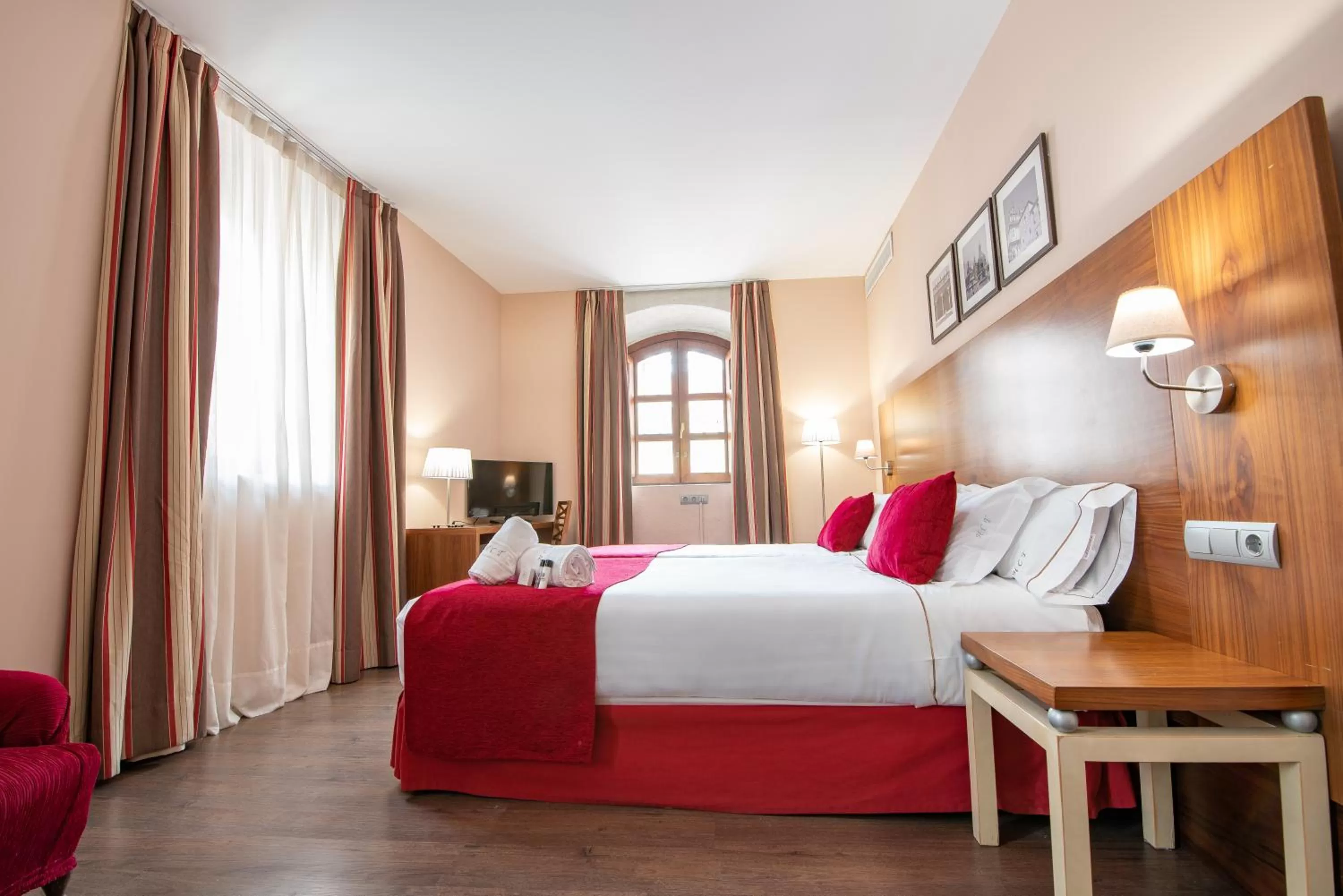 Photo of the whole room, Bed in Hospedium Hotel Casino Del Tormes