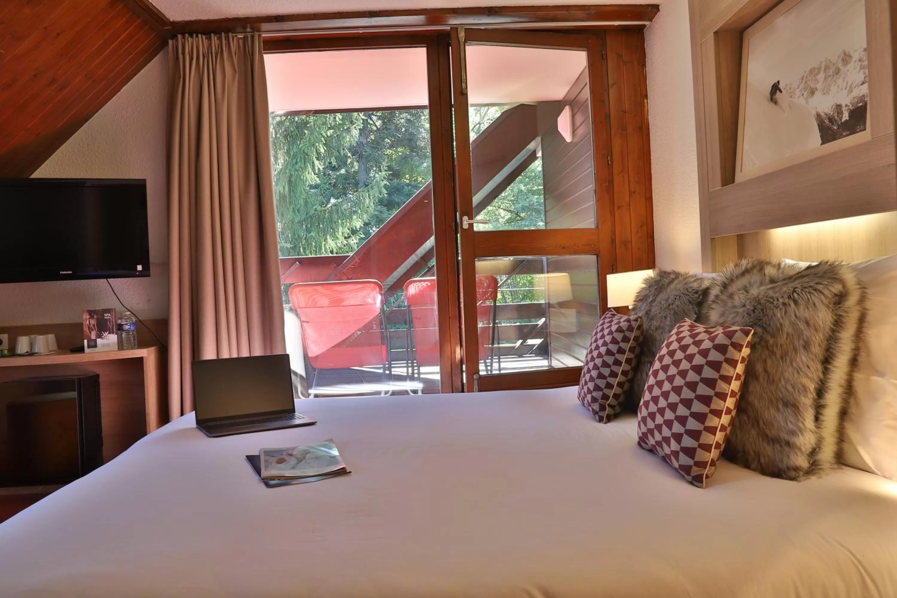 Bedroom, Bed in SOWELL HOTELS Mont Blanc et SPA