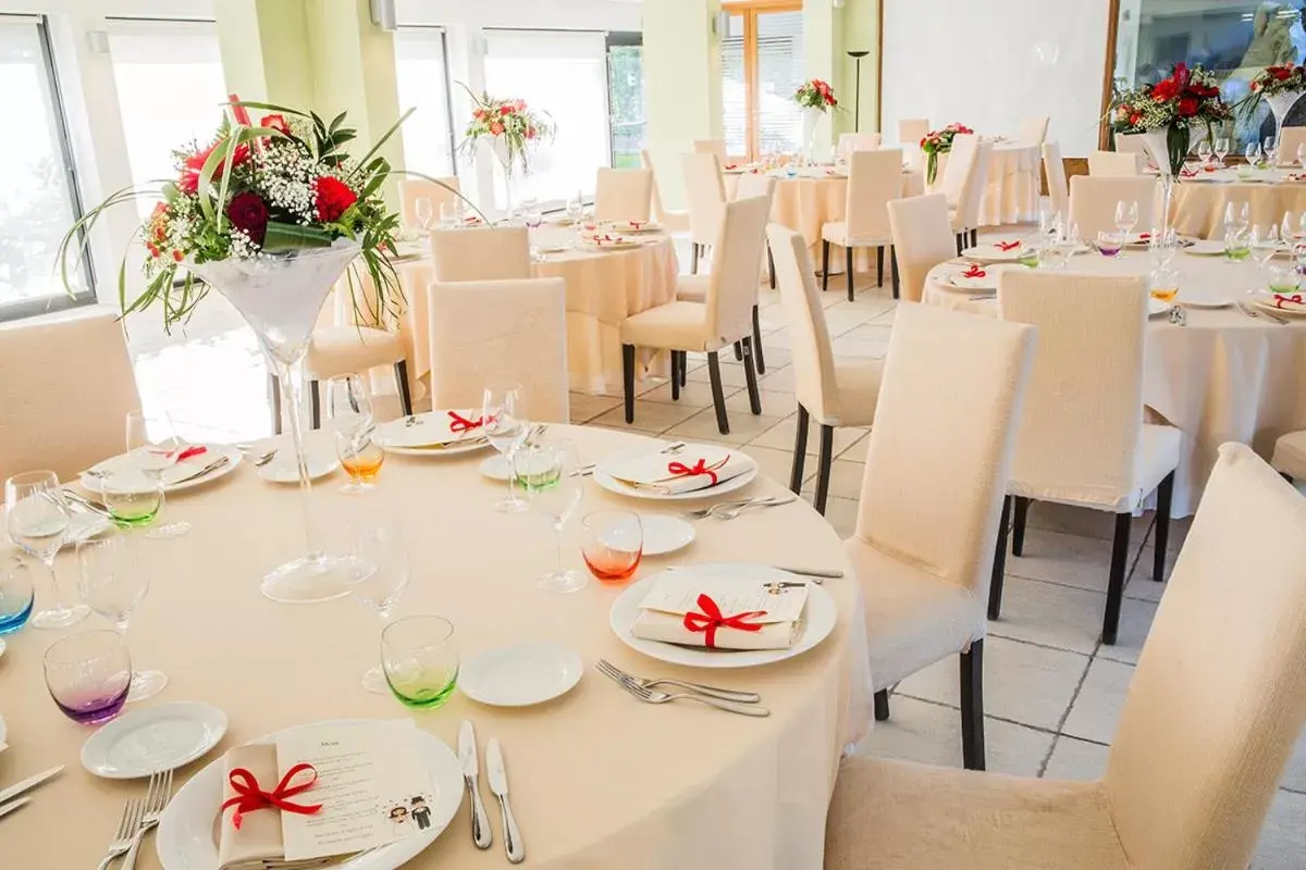 Business facilities, Restaurant/Places to Eat in Hotel Acquaviva Del Garda