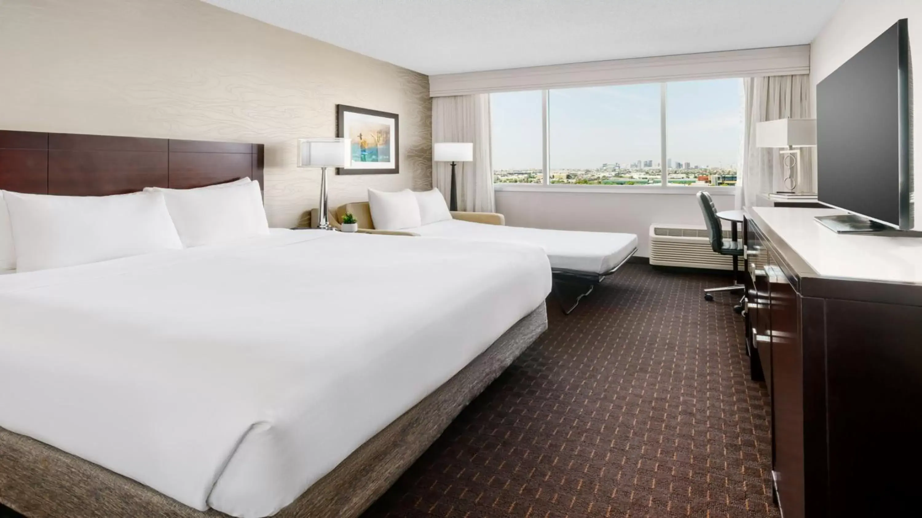 Photo of the whole room, Bed in Crowne Plaza Phoenix Airport - PHX, an IHG Hotel