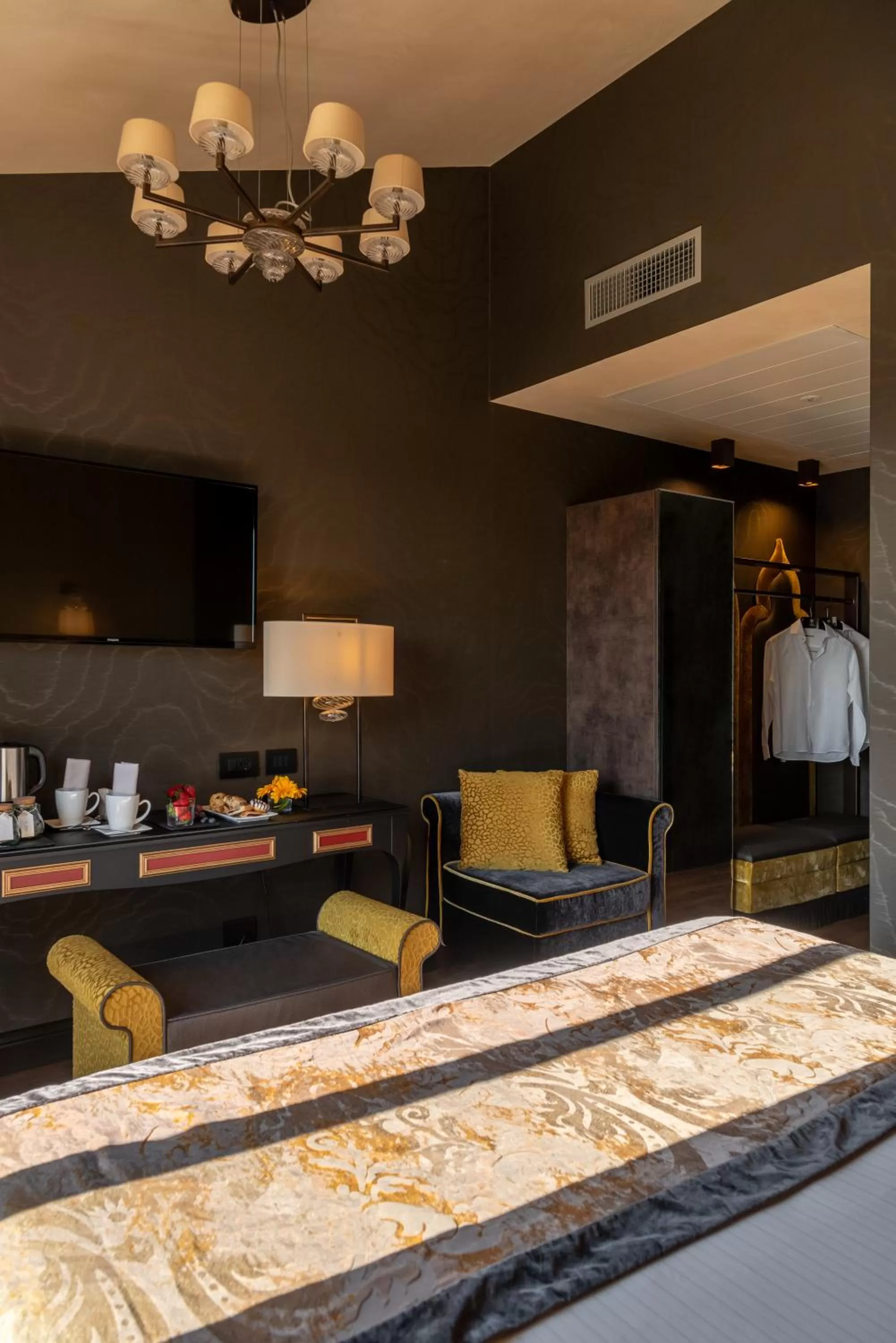 Bed in Palazzo Veneziano - Venice Collection