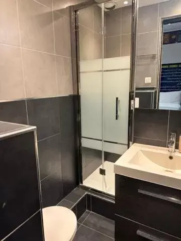 Bathroom in Hôtel Les Voyageurs