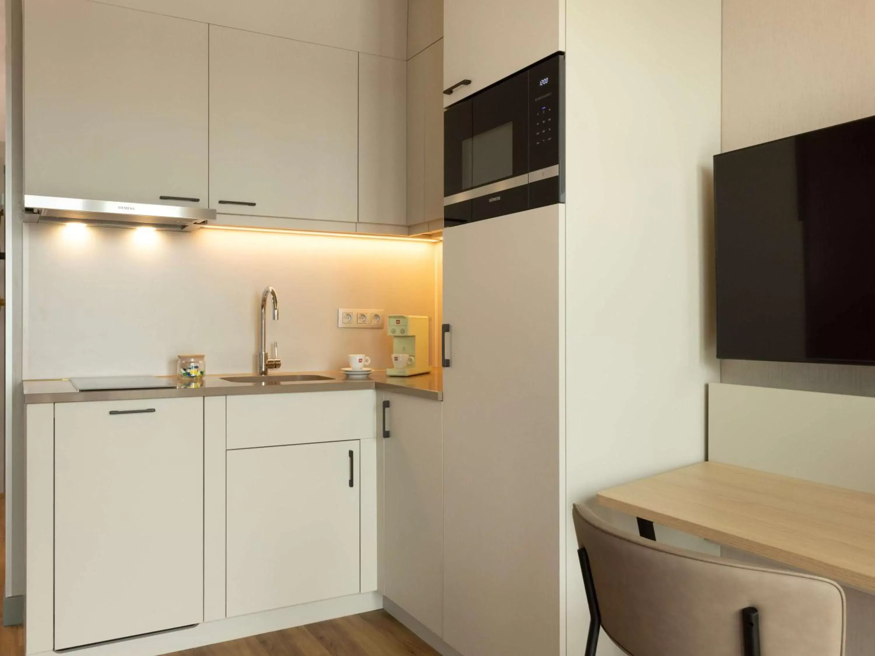 Bedroom, Kitchen/Kitchenette in Aparthotel Adagio Antwerp City Center