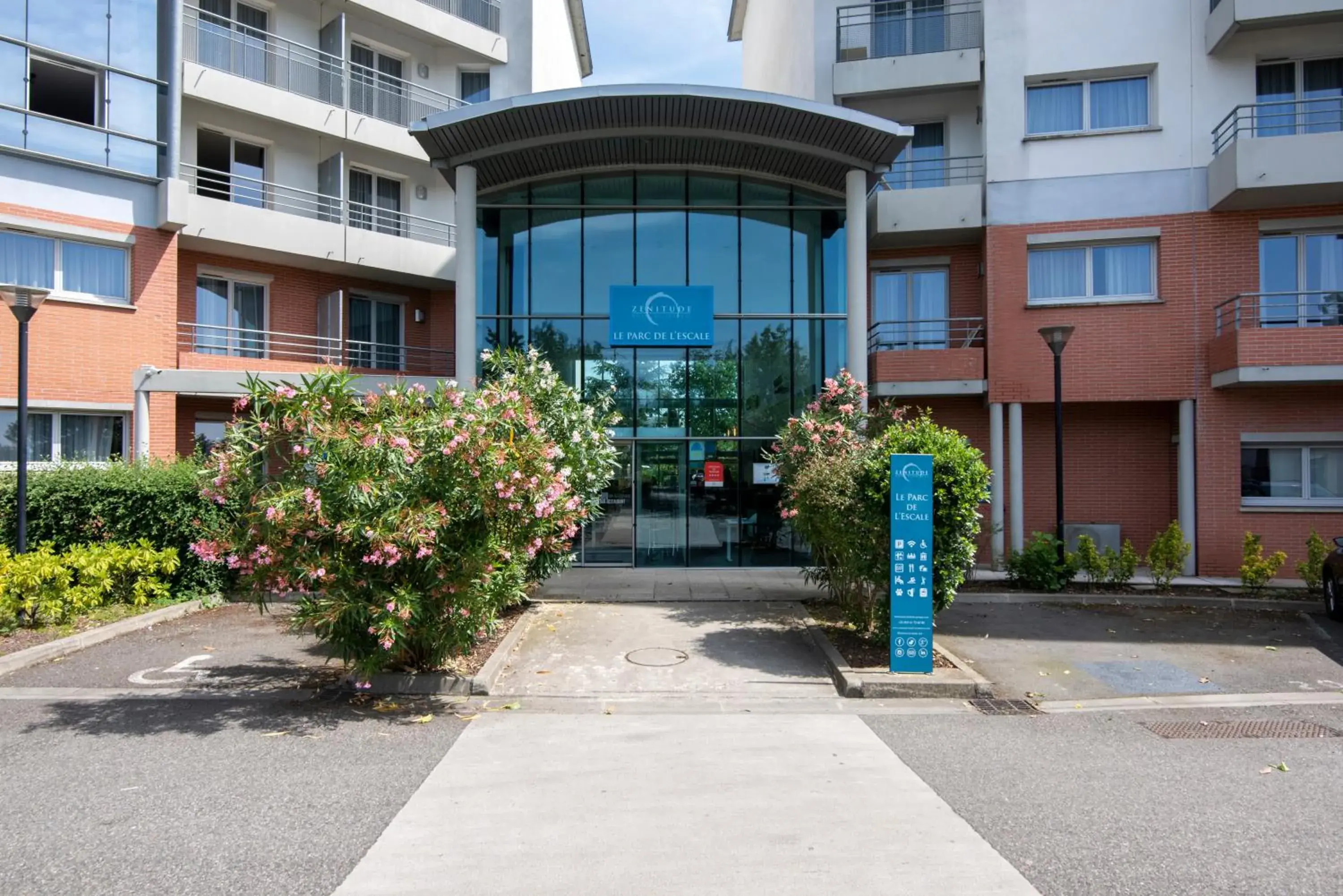 Facade/entrance, Property Building in Zenitude Hôtel-Résidences Le Parc de l'Escale