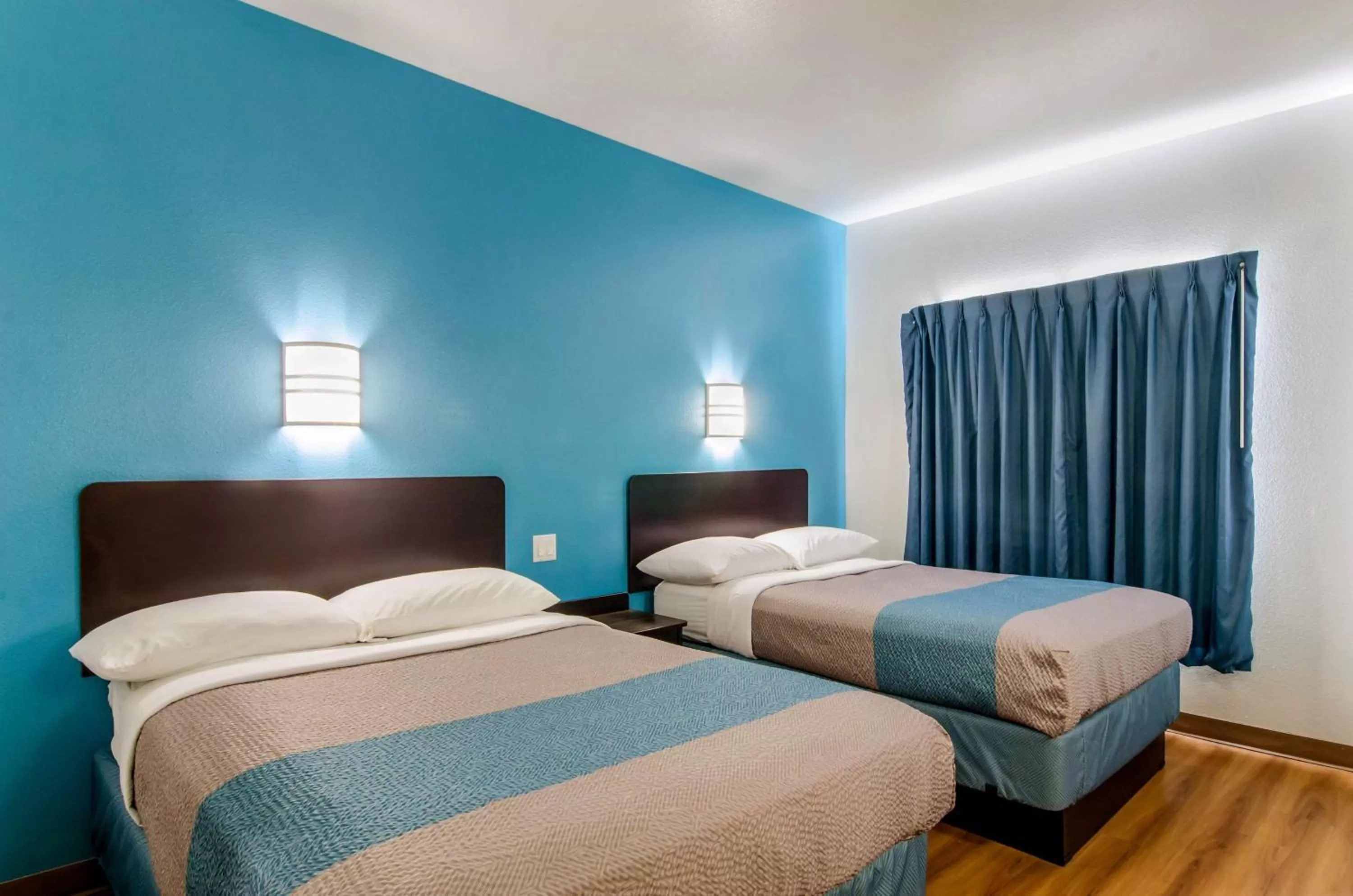 Photo of the whole room, Bed in Motel 6-Wheatland, WY