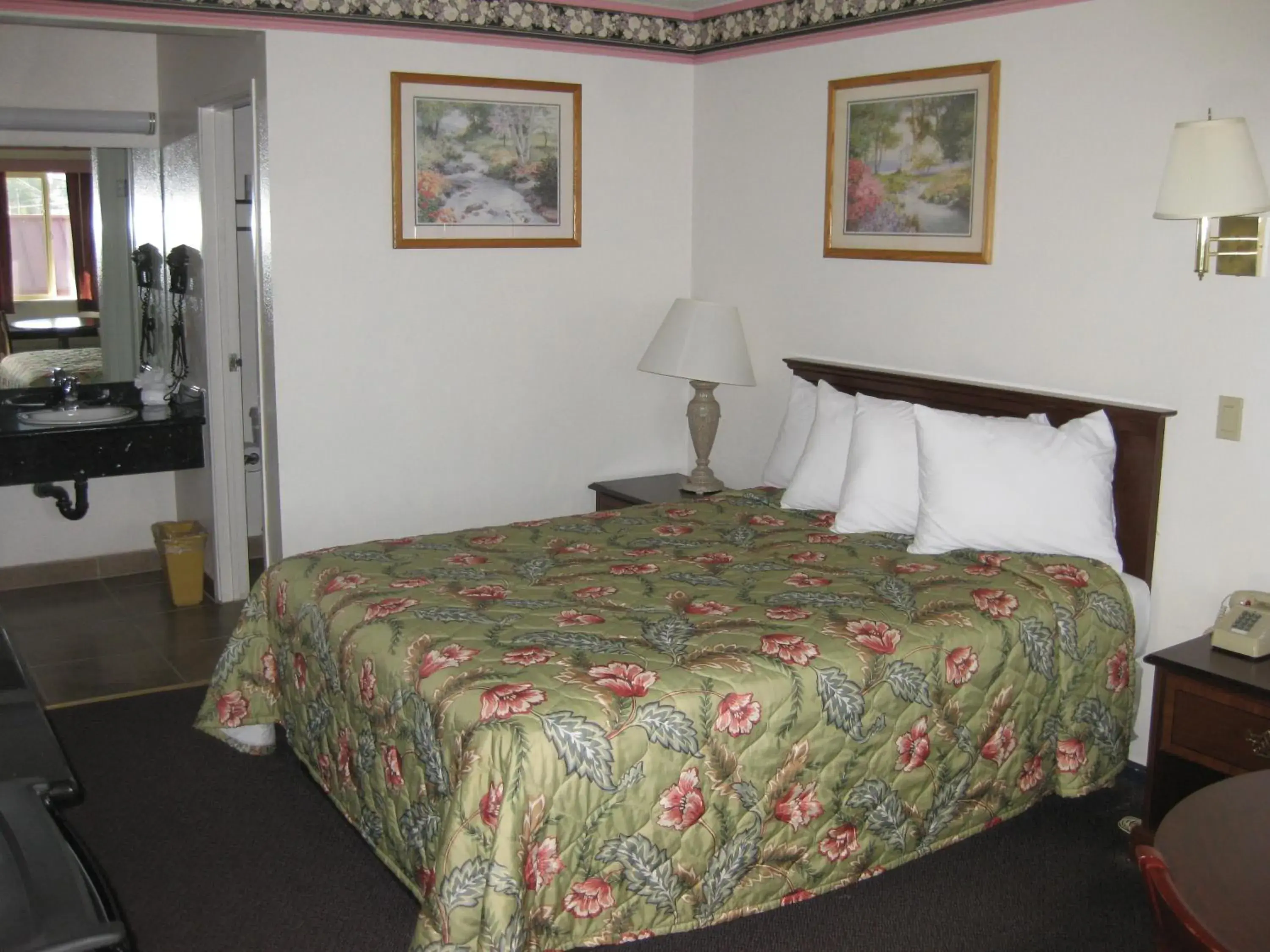 Bed in Sunrise Inn