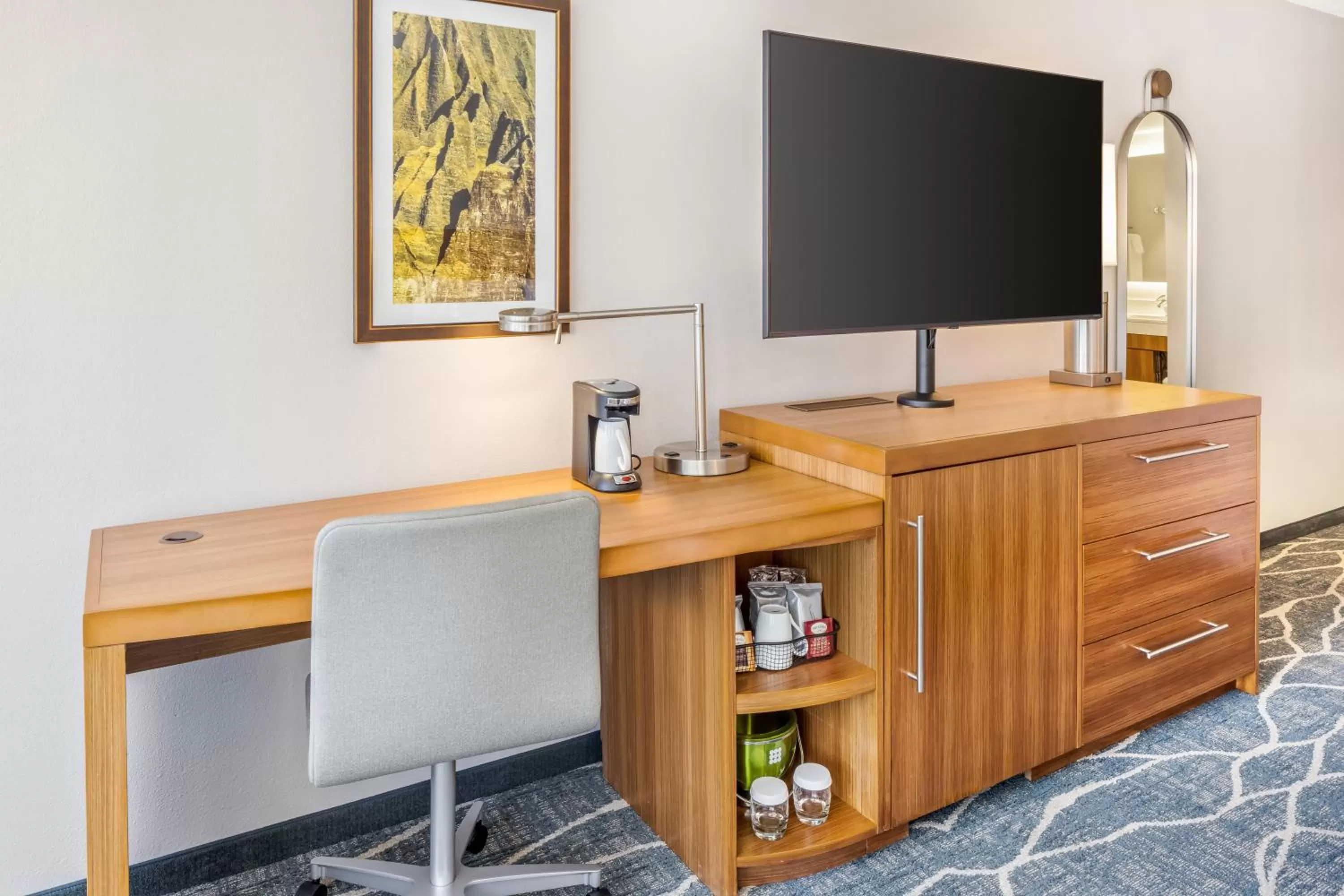 TV and multimedia in Hyatt Place Waikiki Beach