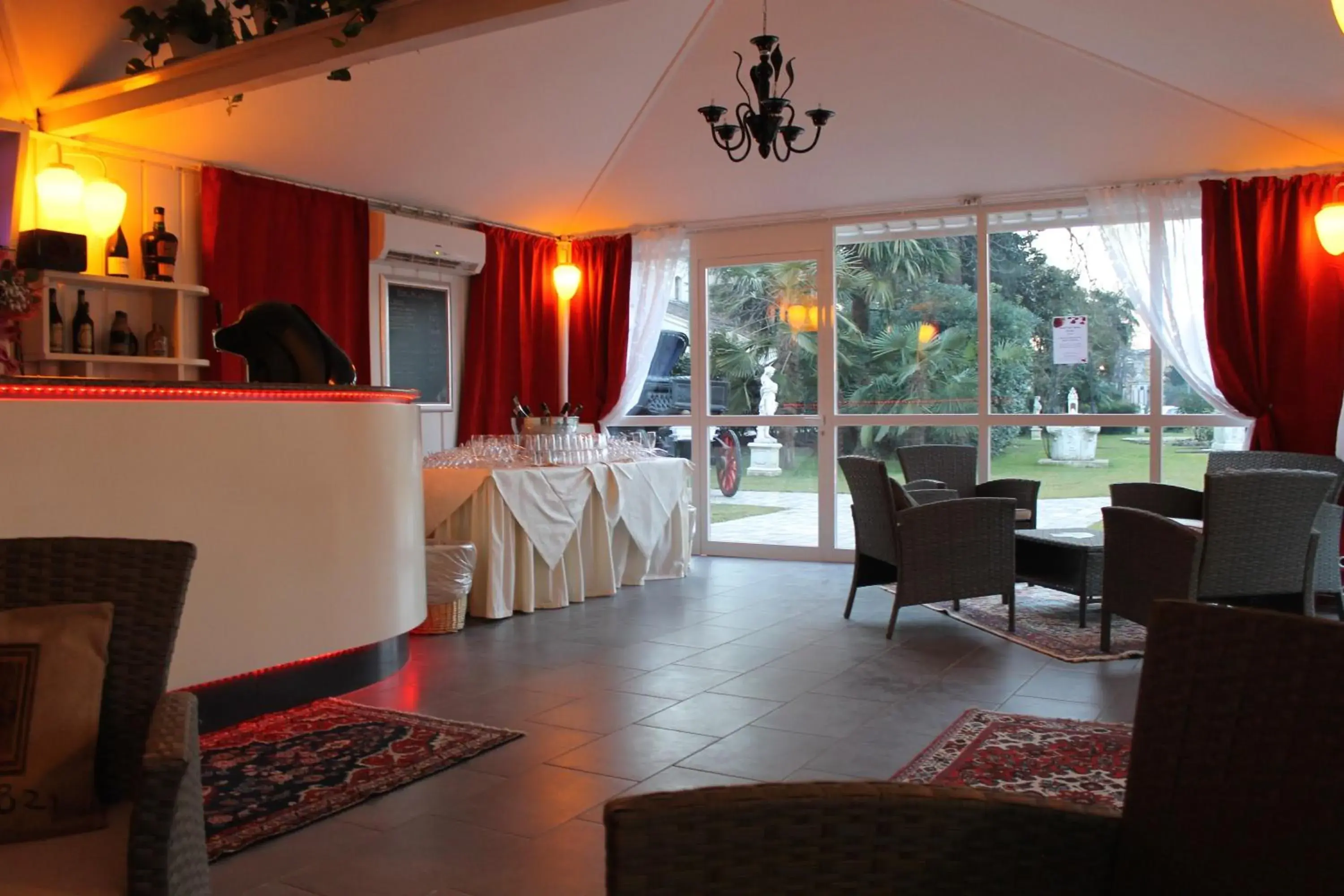 Communal lounge/ TV room, Restaurant/Places to Eat in Hotel Villa Stucky