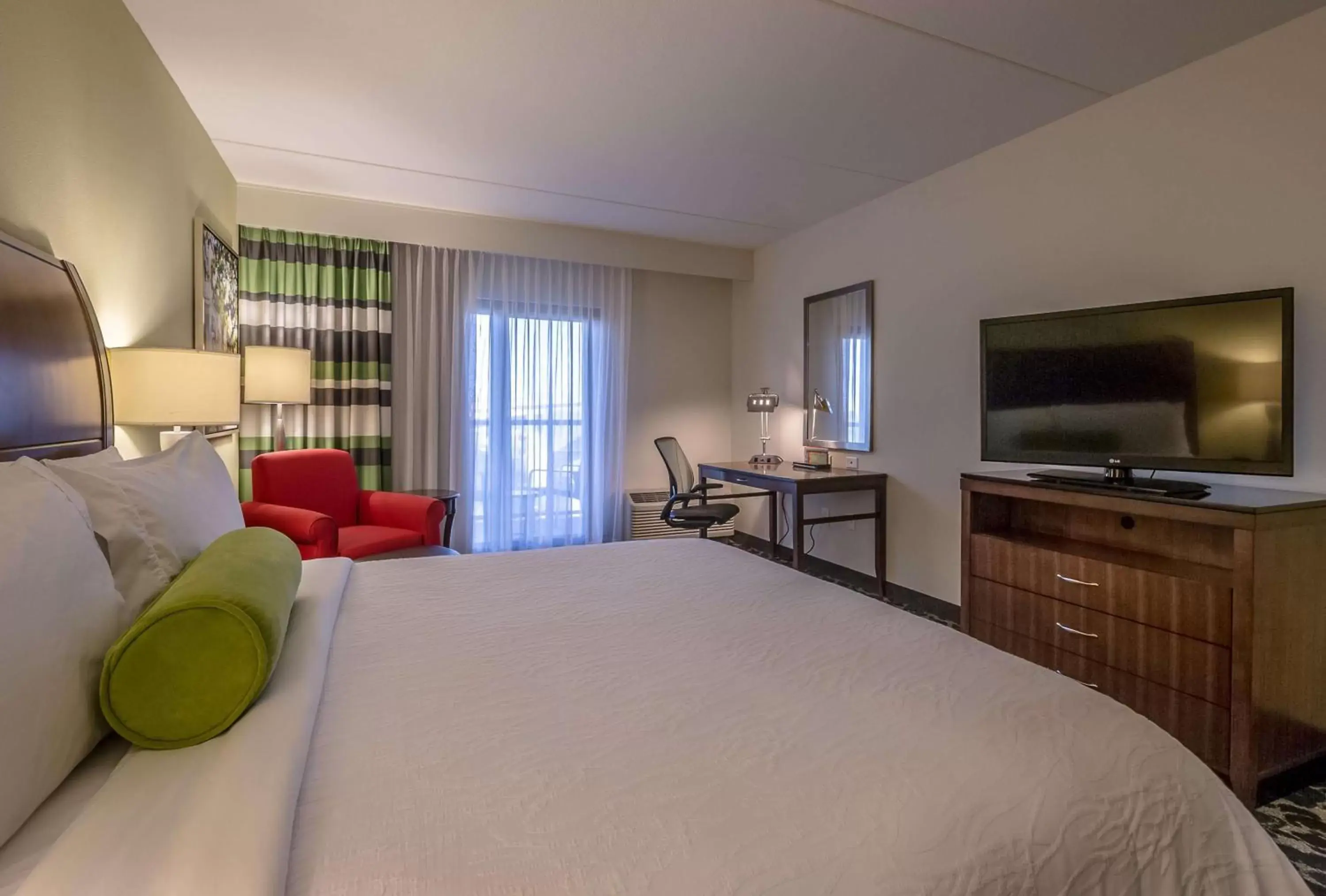 Bedroom, Bed in Hilton Garden Inn Charleston Waterfront/Downtown