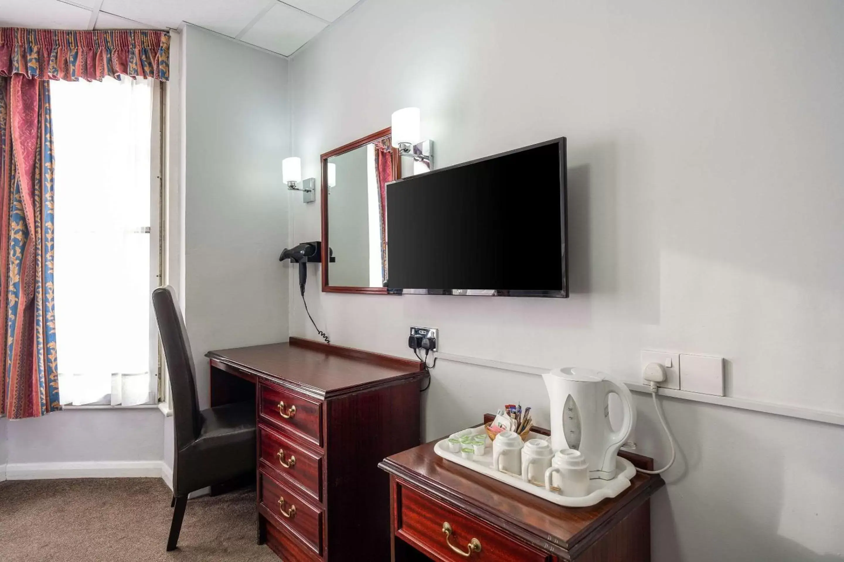 Bedroom, TV/Entertainment Center in Comfort Inn Birmingham