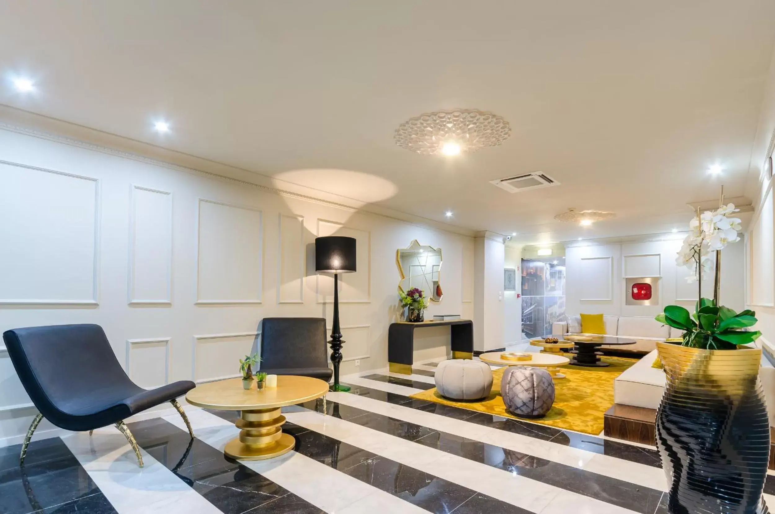 Communal lounge/ TV room, Lobby/Reception in Hotel Borges Chiado