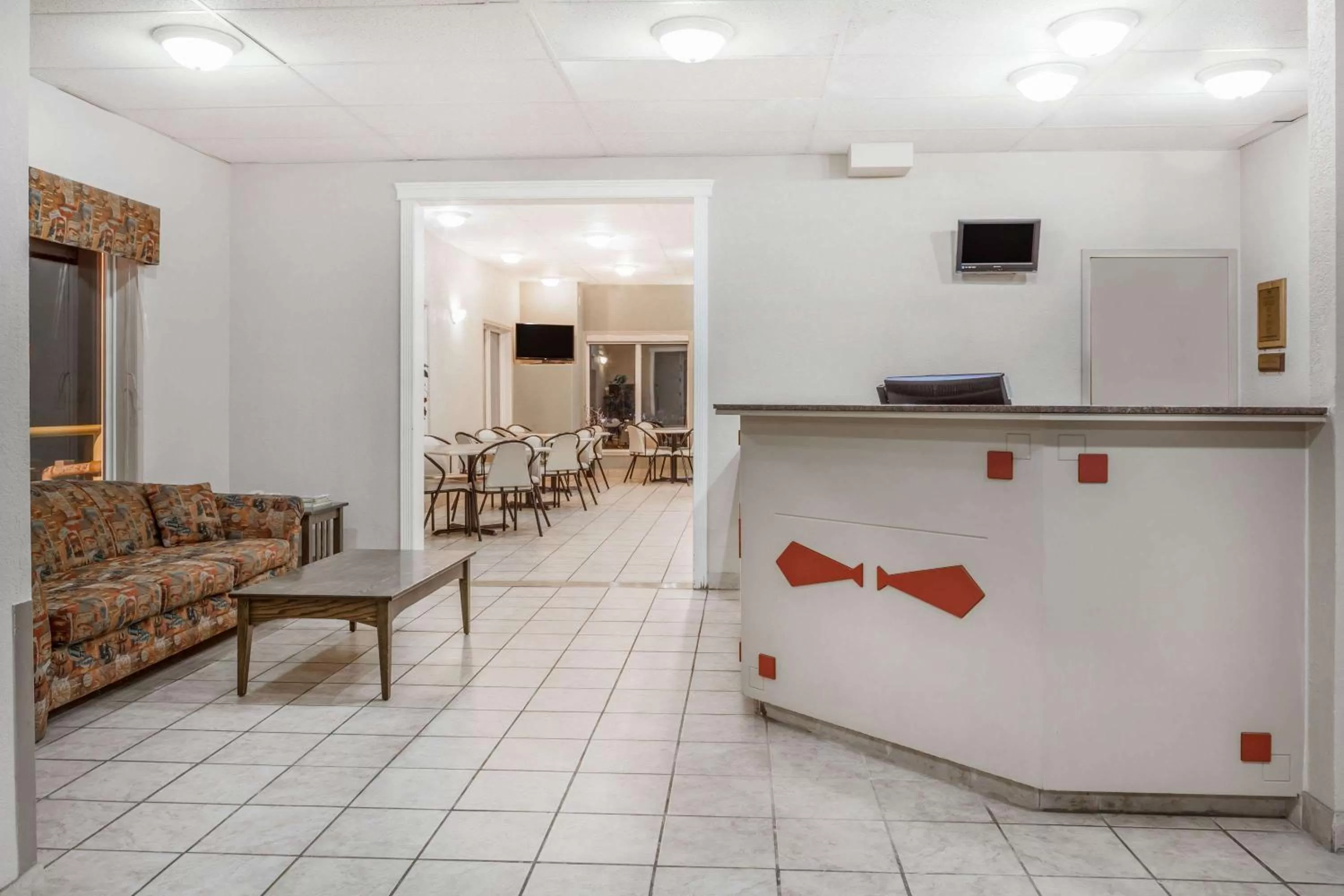 Lobby or reception in Super 8 by Wyndham Pincher Creek AB