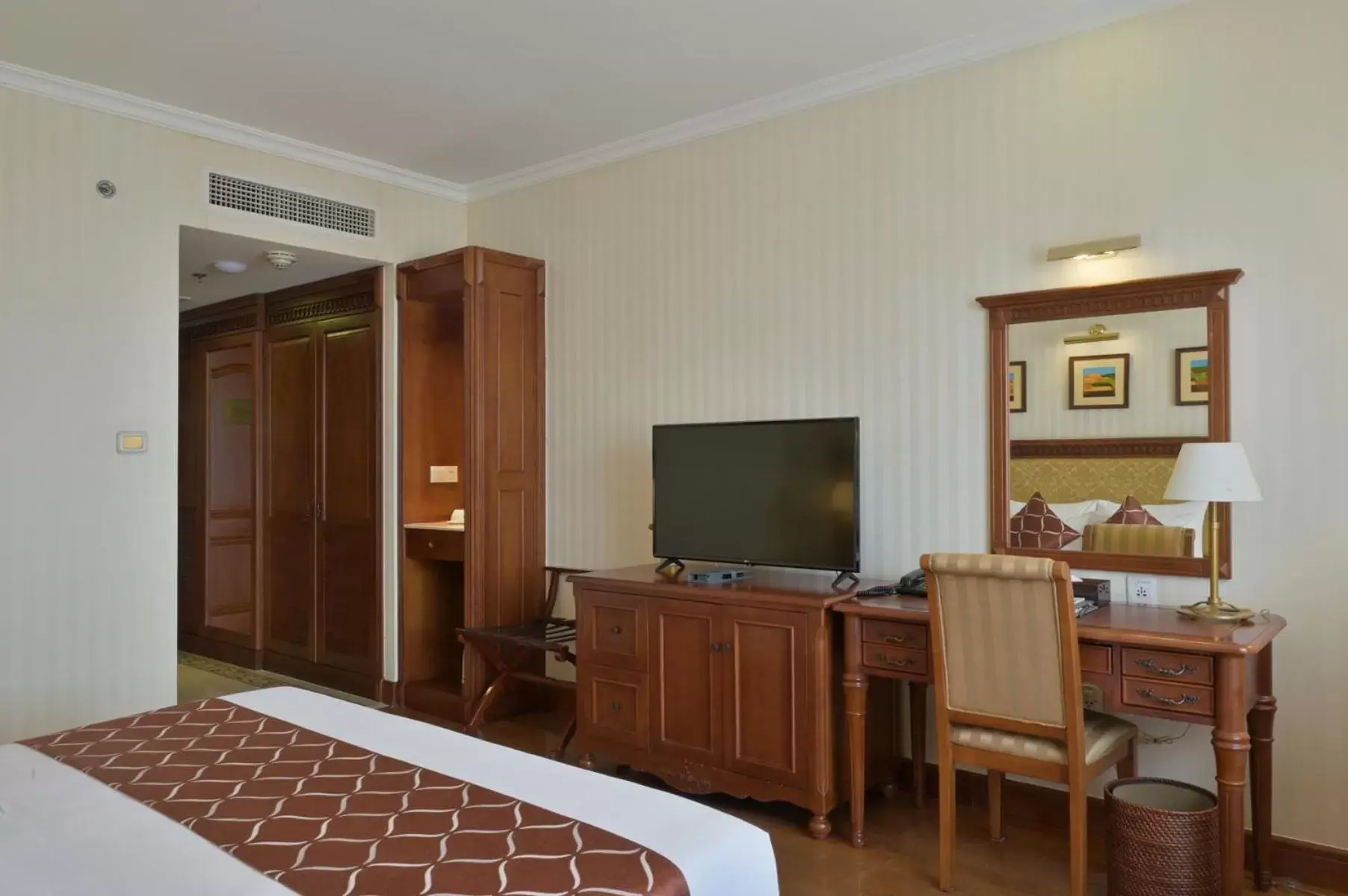 Bedroom, TV/Entertainment Center in Hotel Grand Saigon