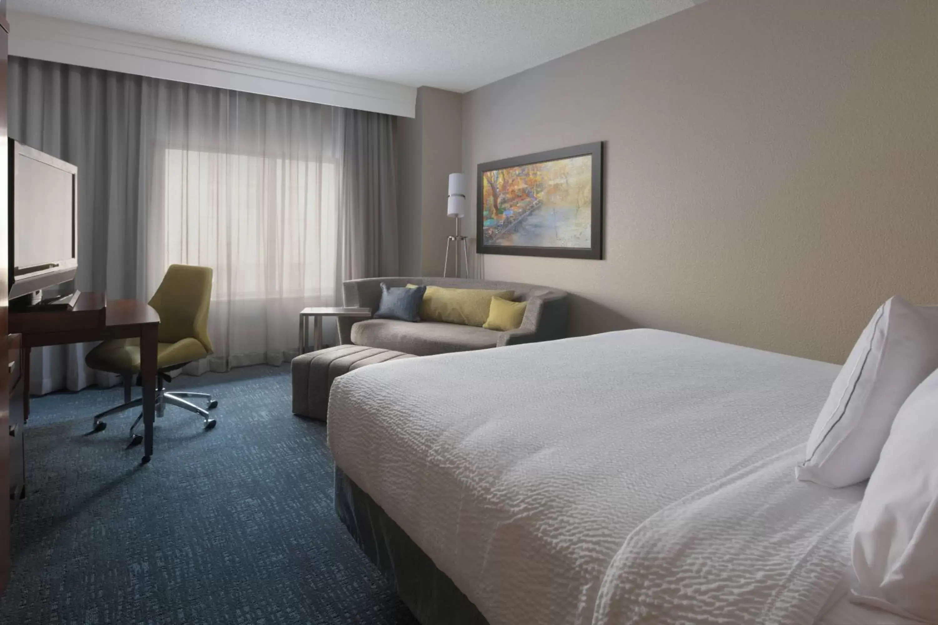 Photo of the whole room, Bed in Courtyard by Marriott San Antonio Riverwalk