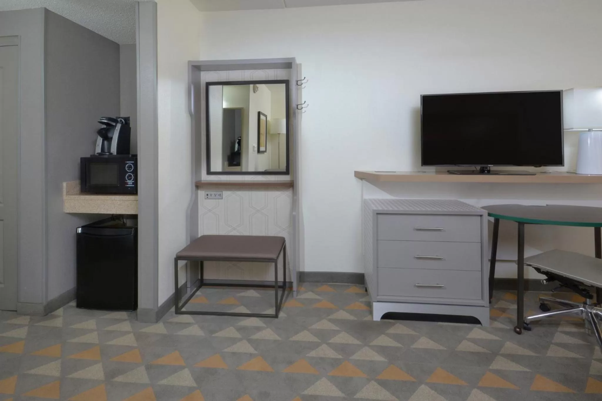 Photo of the whole room in Holiday Inn Raleigh Durham Airport by IHG