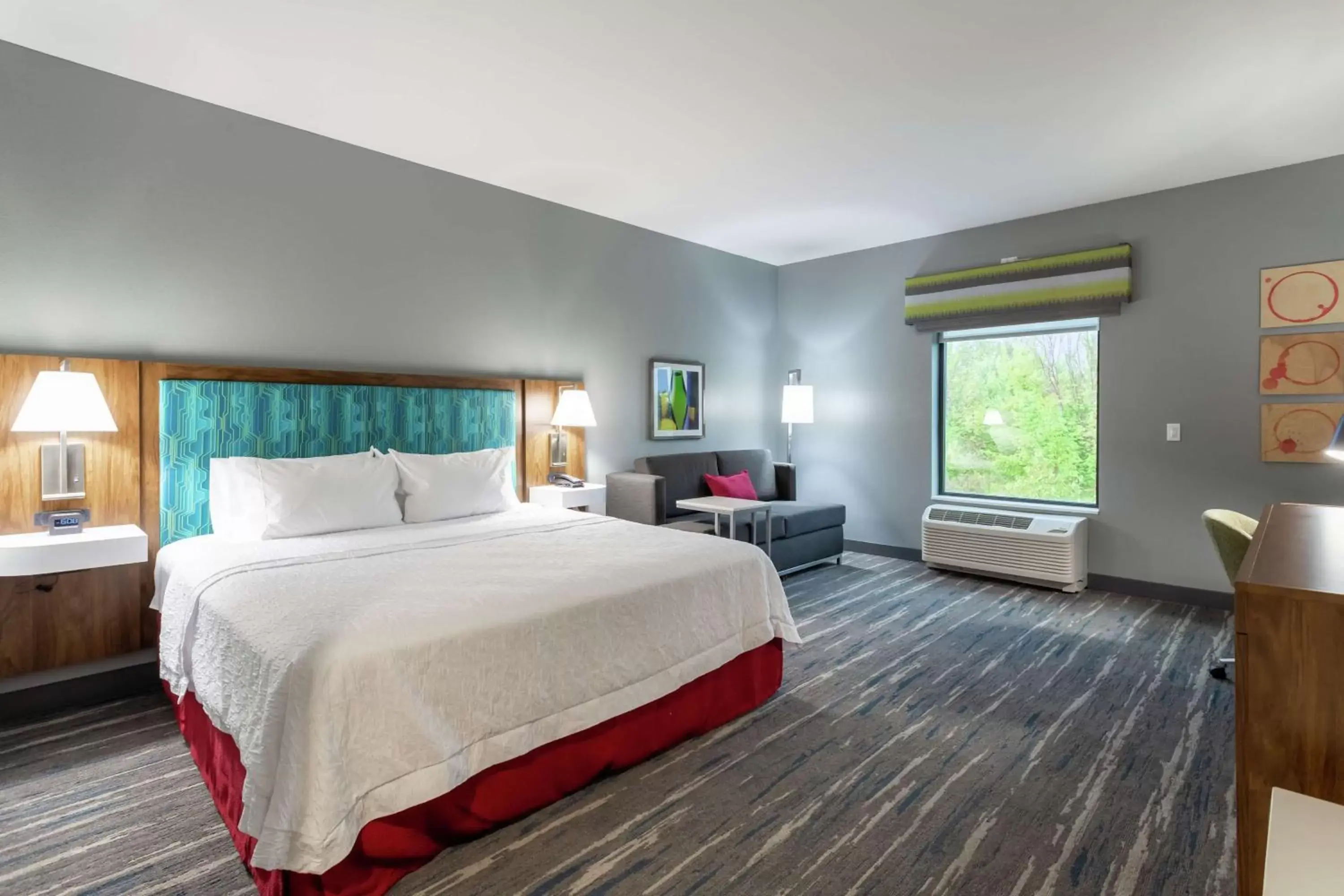 Living room, Bed in Hampton Inn Madison, OH