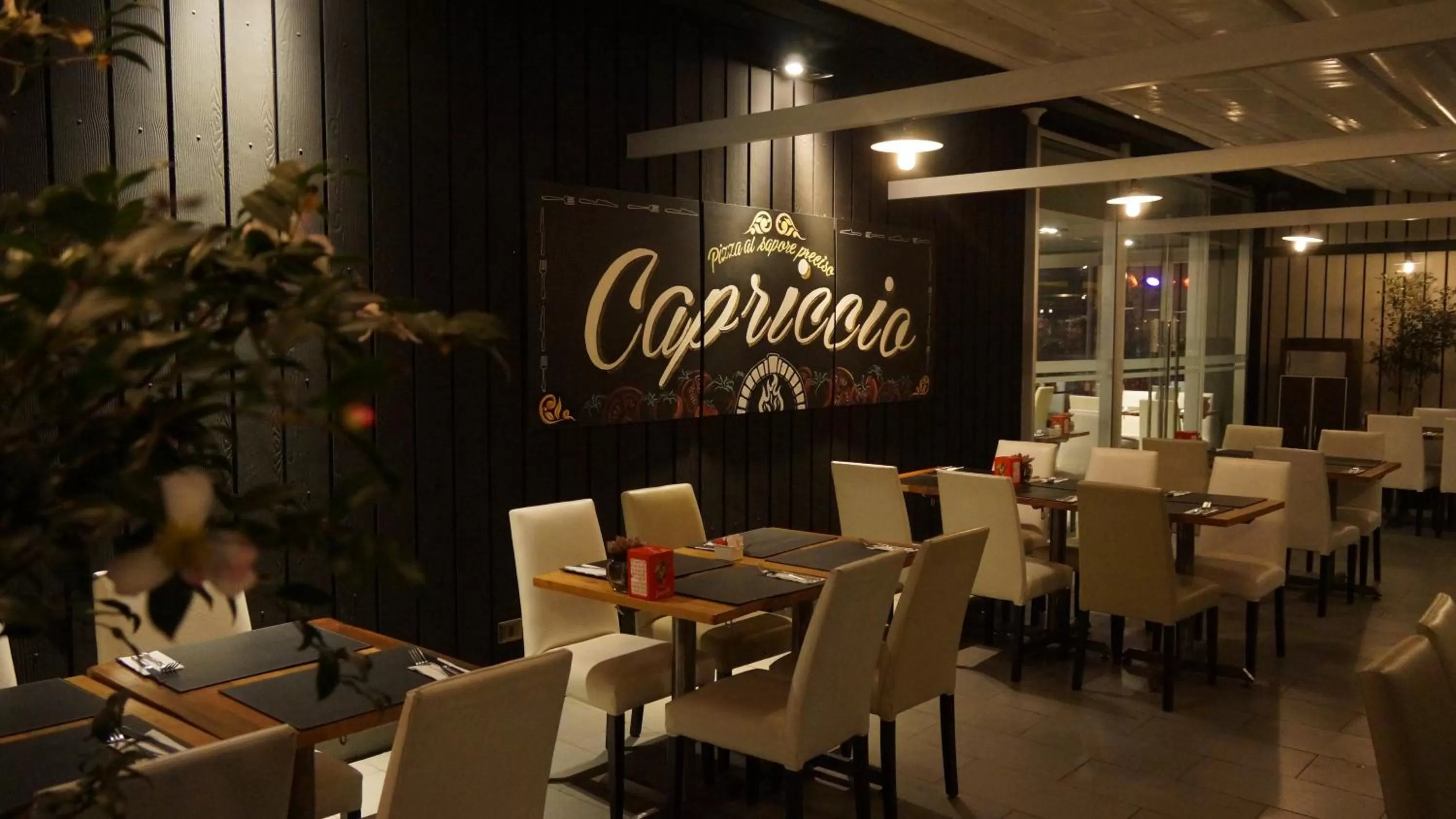 Restaurant/places to eat in Best Western Premier Marina Las Condes