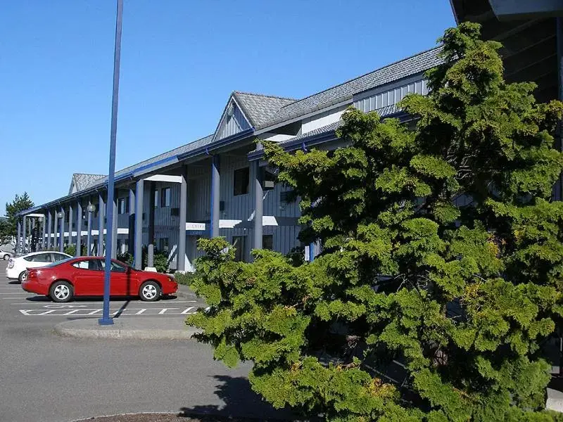 Facade/entrance, Property Building in Edgewater Inn and Suites