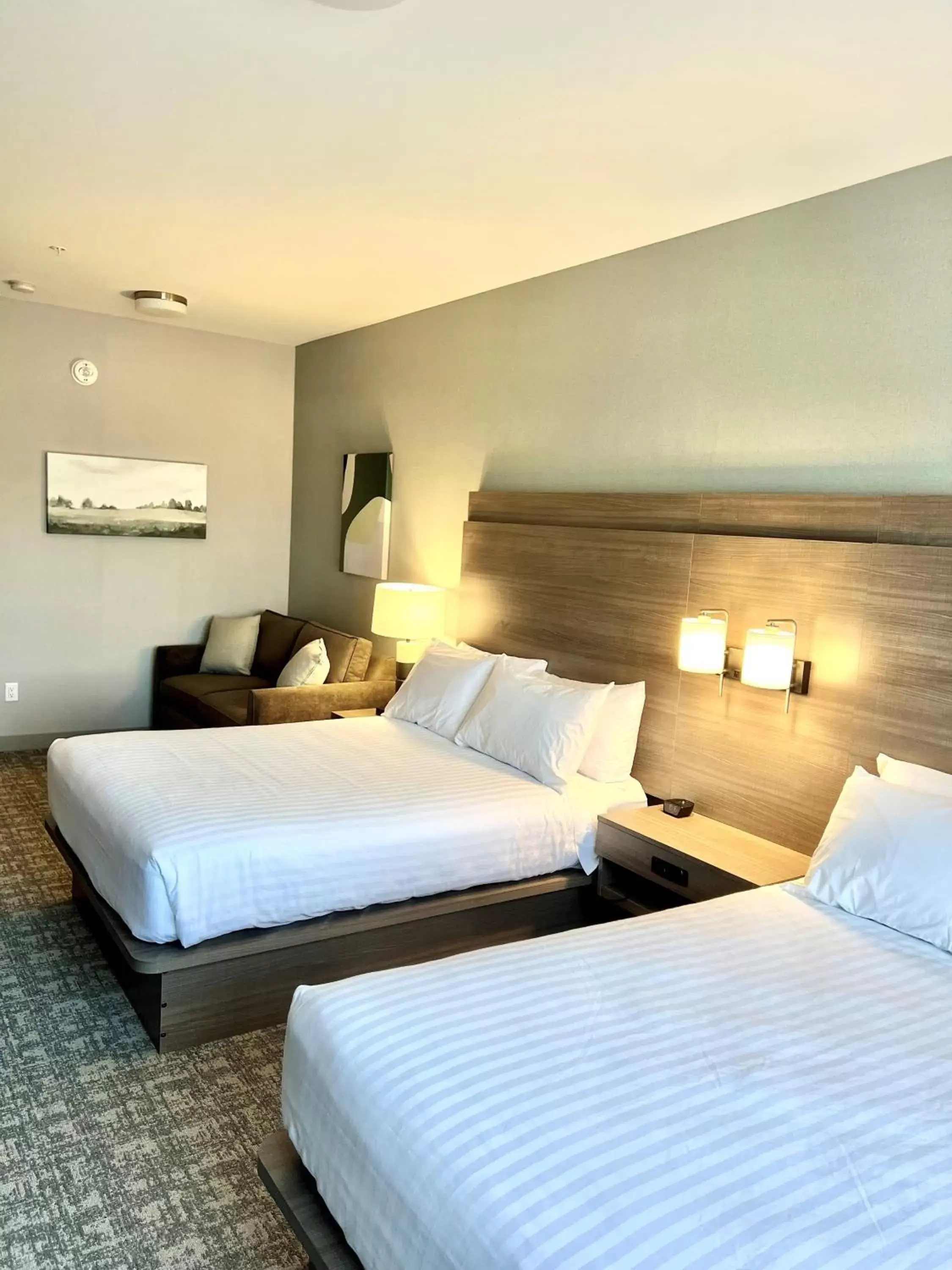 Bed in Best Western Plus Pitt Meadows Inn & Suites