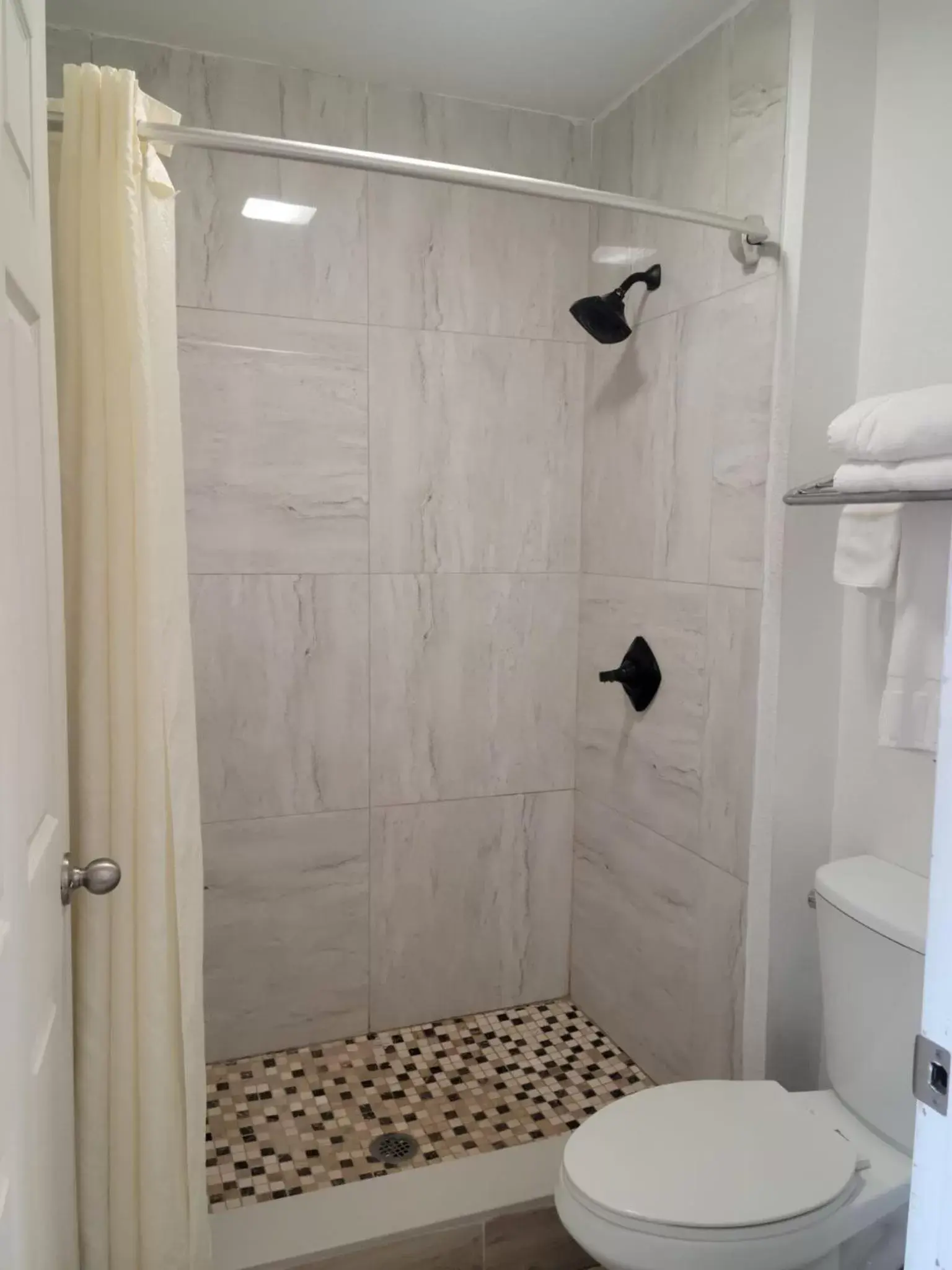 Shower, Bathroom in Western Motel